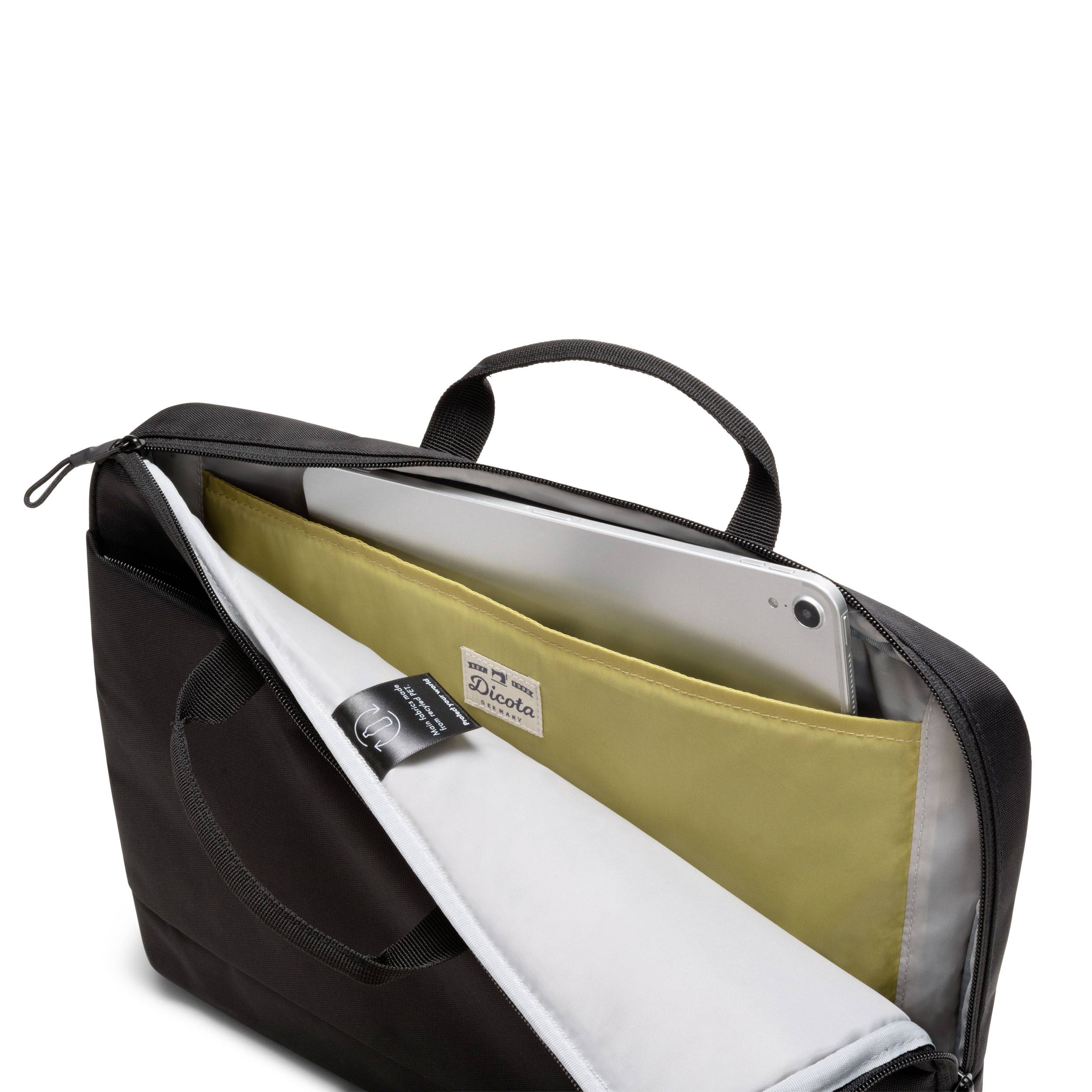 Geöffnete schwarze Laptoptasche mit sichtbarem Innenfach, zeigt einen Laptop und einen gelben Umschlag mit einem Aufkleber im Inneren.
