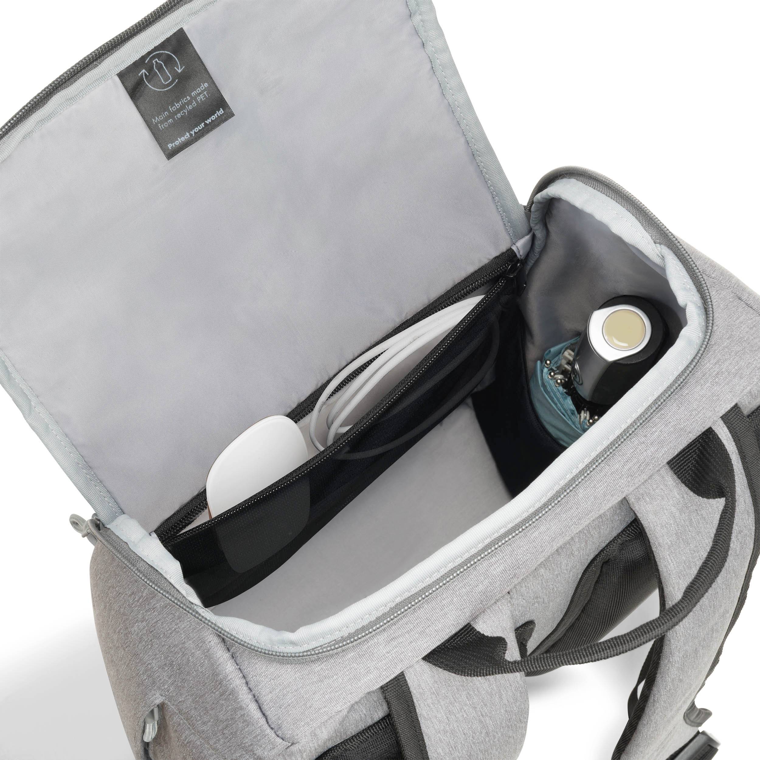 Offene graue Tragetasche mit Innenfächern, die eine Maus, Kopfhörer und eine runde Flasche enthält. Ideal zum Transport von Elektronik.