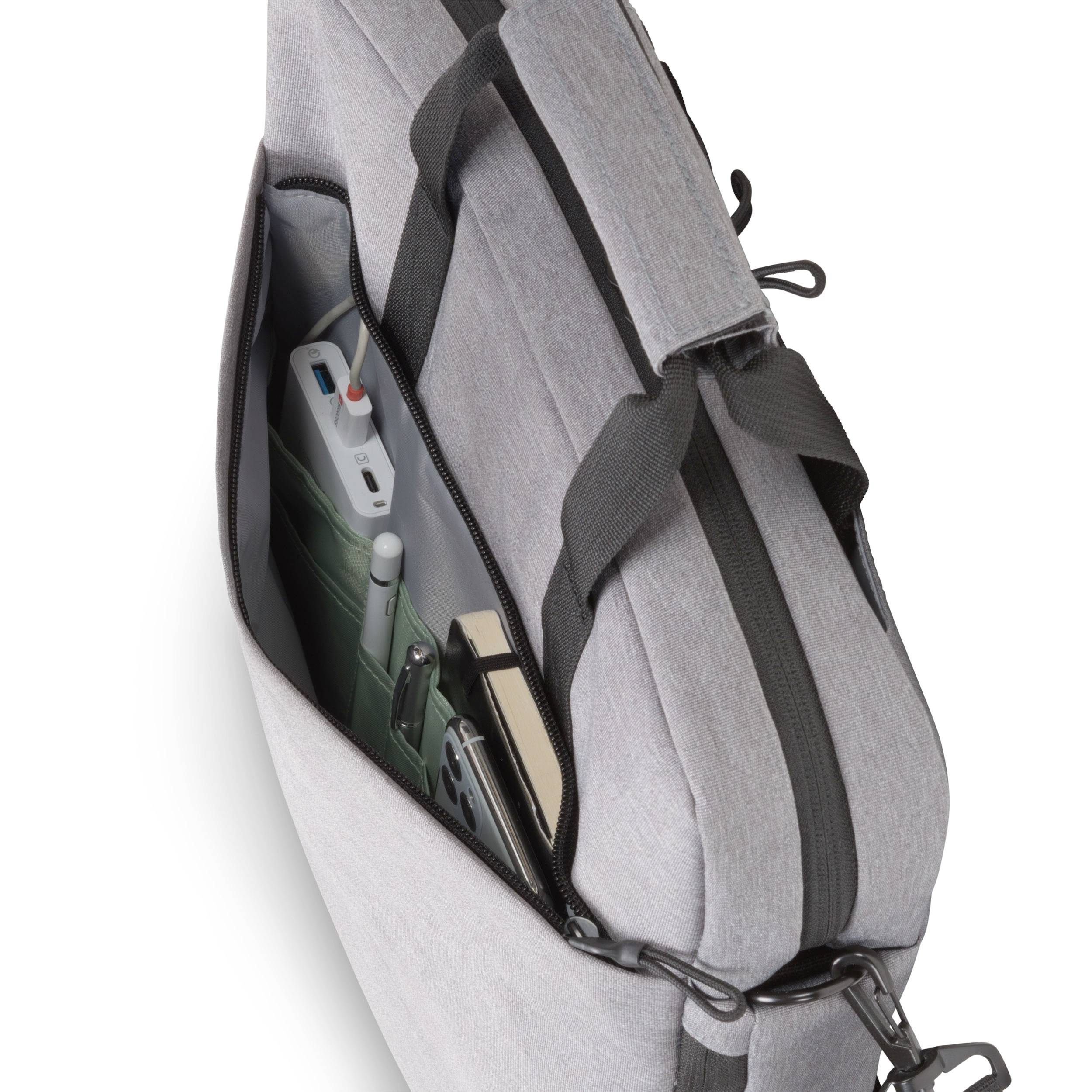 Grauer Rucksack mit offenem Fach, darin sind eine Powerbank, Kopfhörer und ein Stift sichtbar. Das Design wirkt modern und funktional.