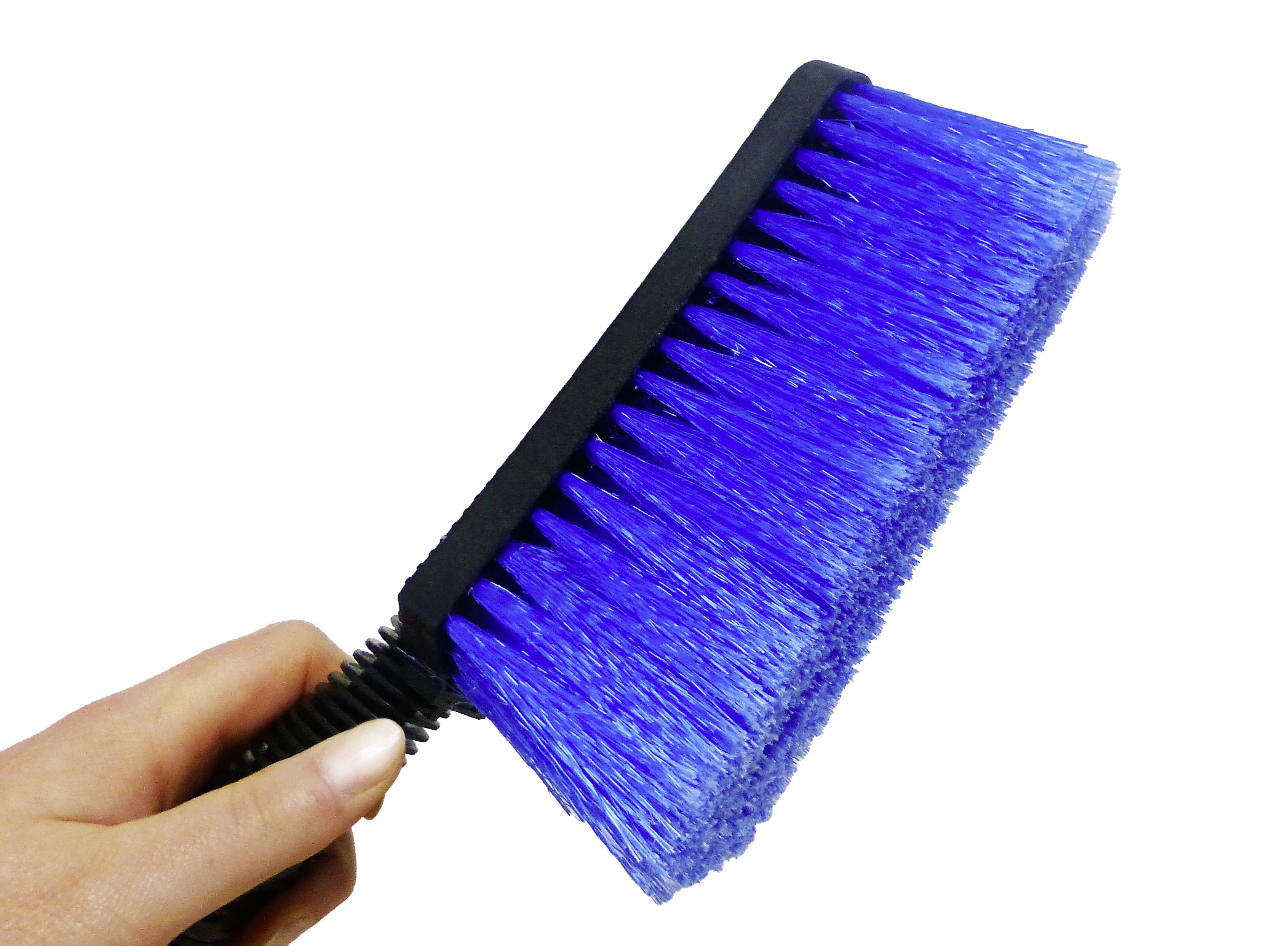 Ein blaues Reinigungsbürste wird von einer Hand gehalten. Die Borsten sind dicht und gerade. Ideal für saubere Oberflächen.