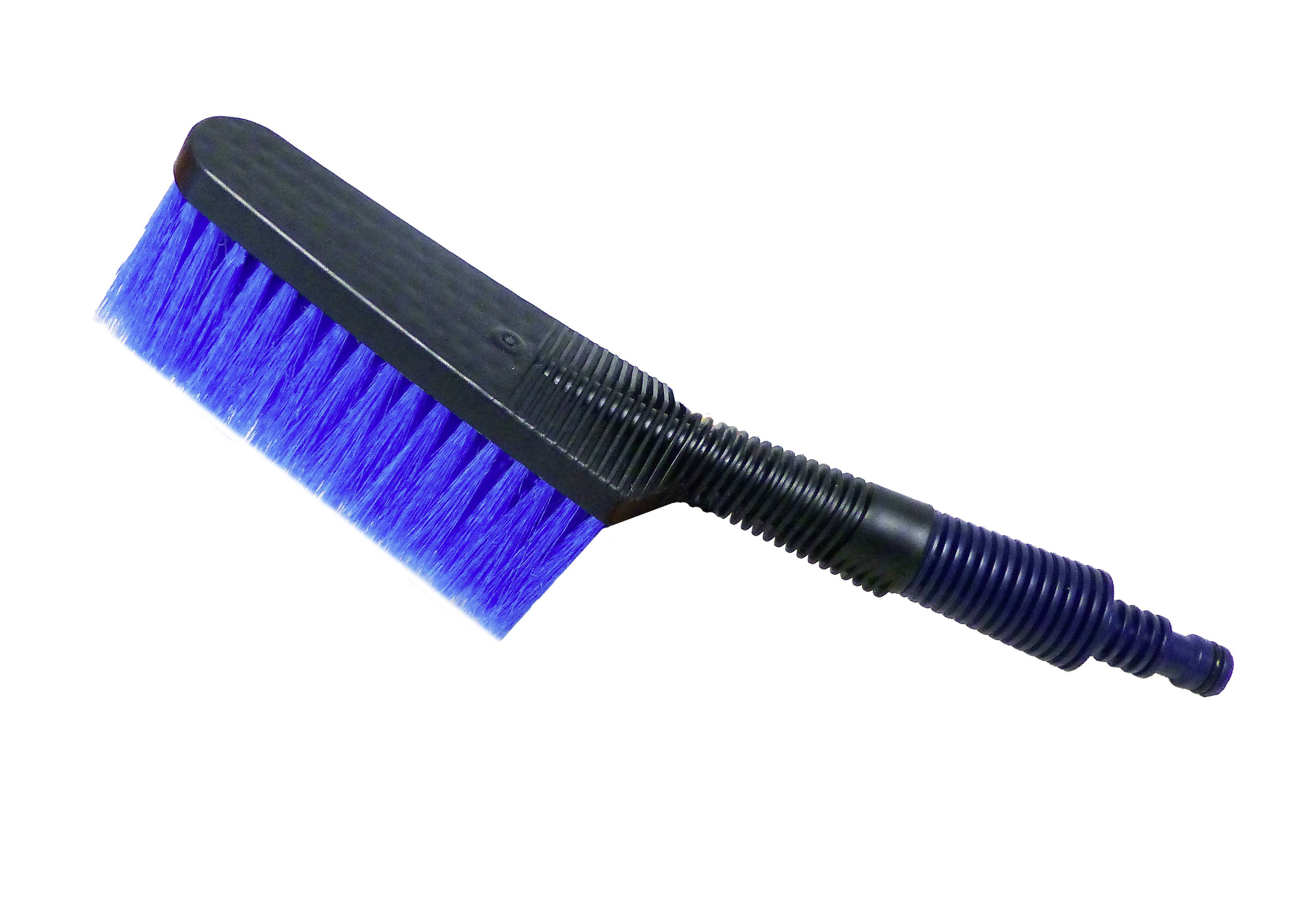Eine schwarze Bürste mit langen, blauen Borsten und einem geriffelten Griff. Geeignet für Reinigungszwecke oder Oberflächenpflege.
