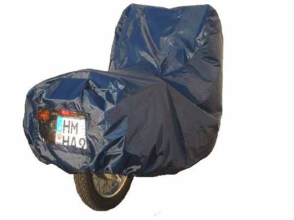 Motorrad mit blauem Abdeckplanen, Nummernschild sichtbar.