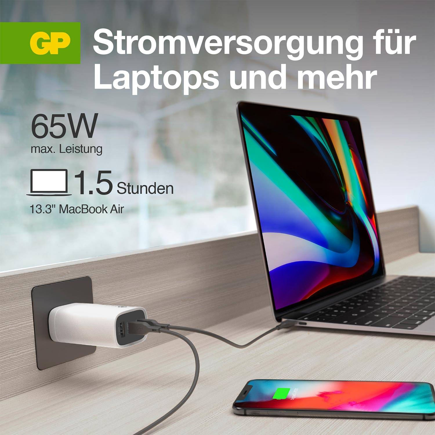 Ein Laptop ist an eine Steckdose angeschlossen. Text: 'Stromversorgung für Laptops und mehr', '65W max. Leistung', '13.3
