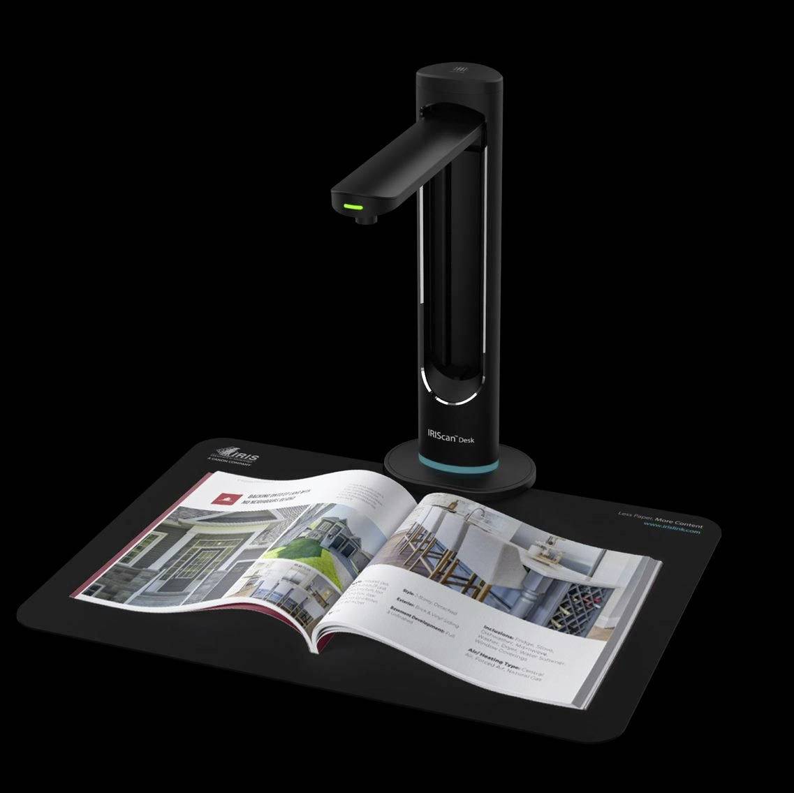 Ein Buch wird unter einem Scanner aufgeschlagen, um digitalisiert zu werden. Der Scanner ist von oben ausgerichtet auf die Buchseiten.