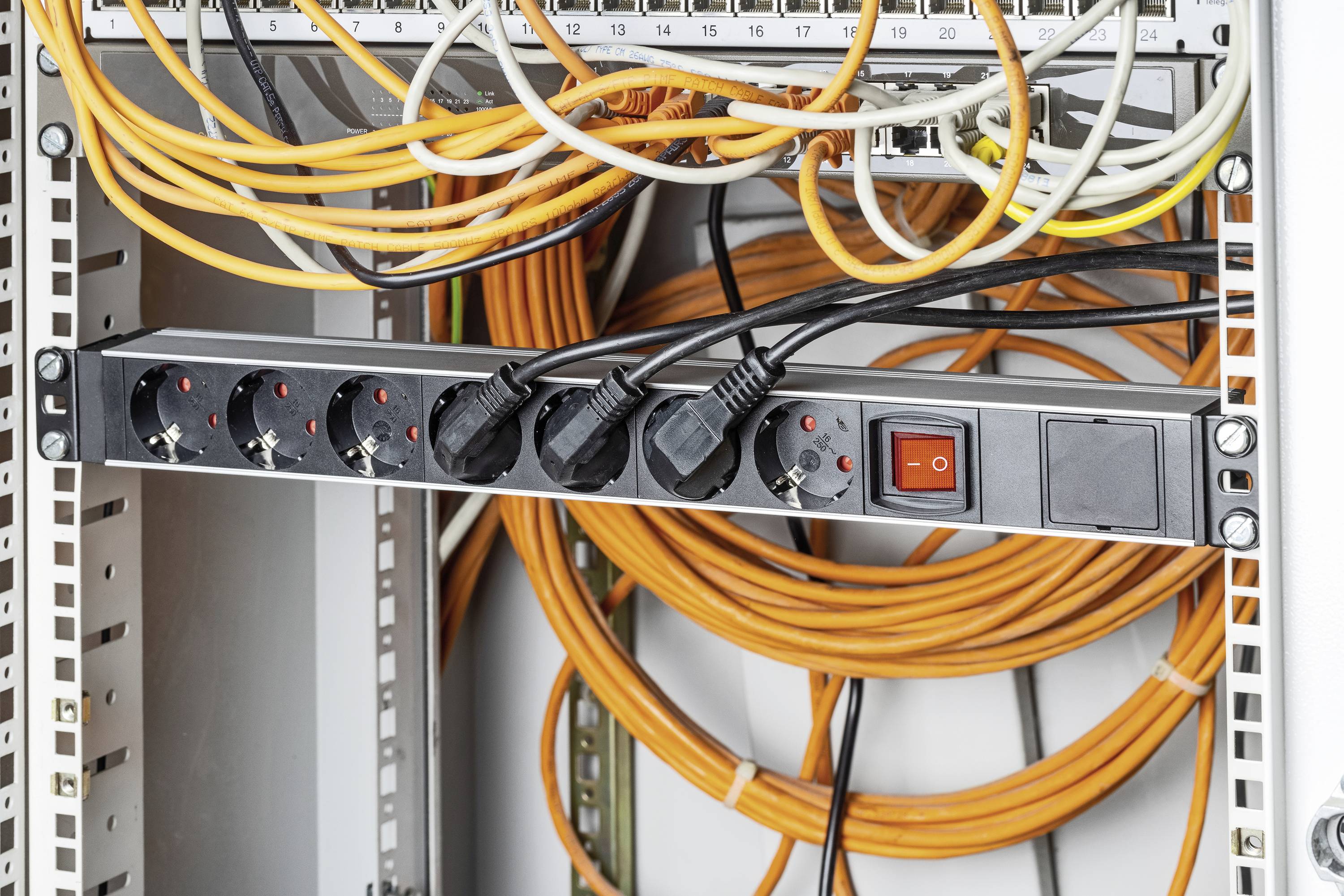 AS Schwabe 18195 Steckdosenleiste 19 Zoll Schwarz ohne Stecker 1St.