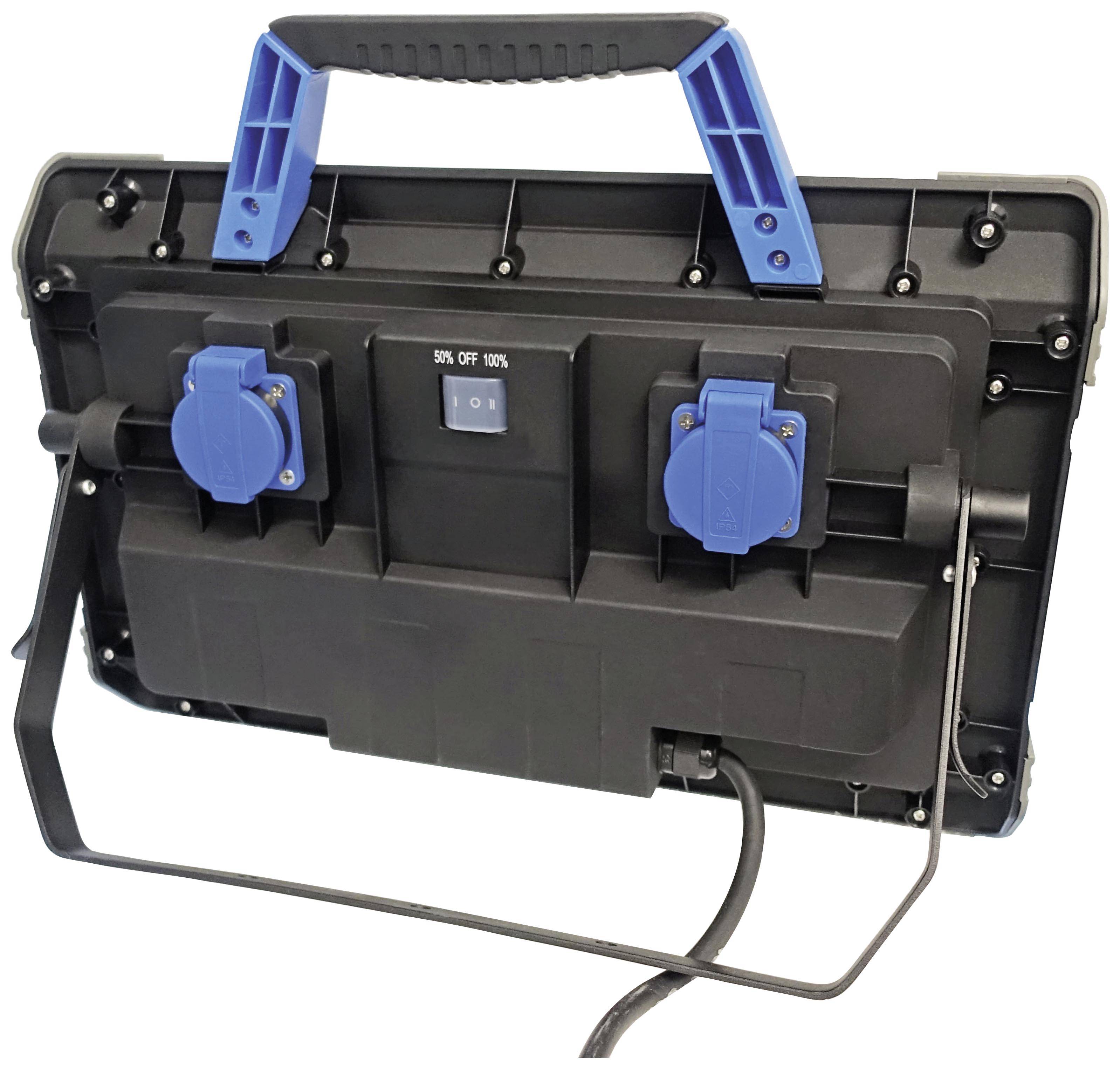 Tragbarer LED-Baustrahler mit blauen Steckdosen und Griff. Ideal für den Einsatz auf Baustellen zur Beleuchtung und Stromversorgung.