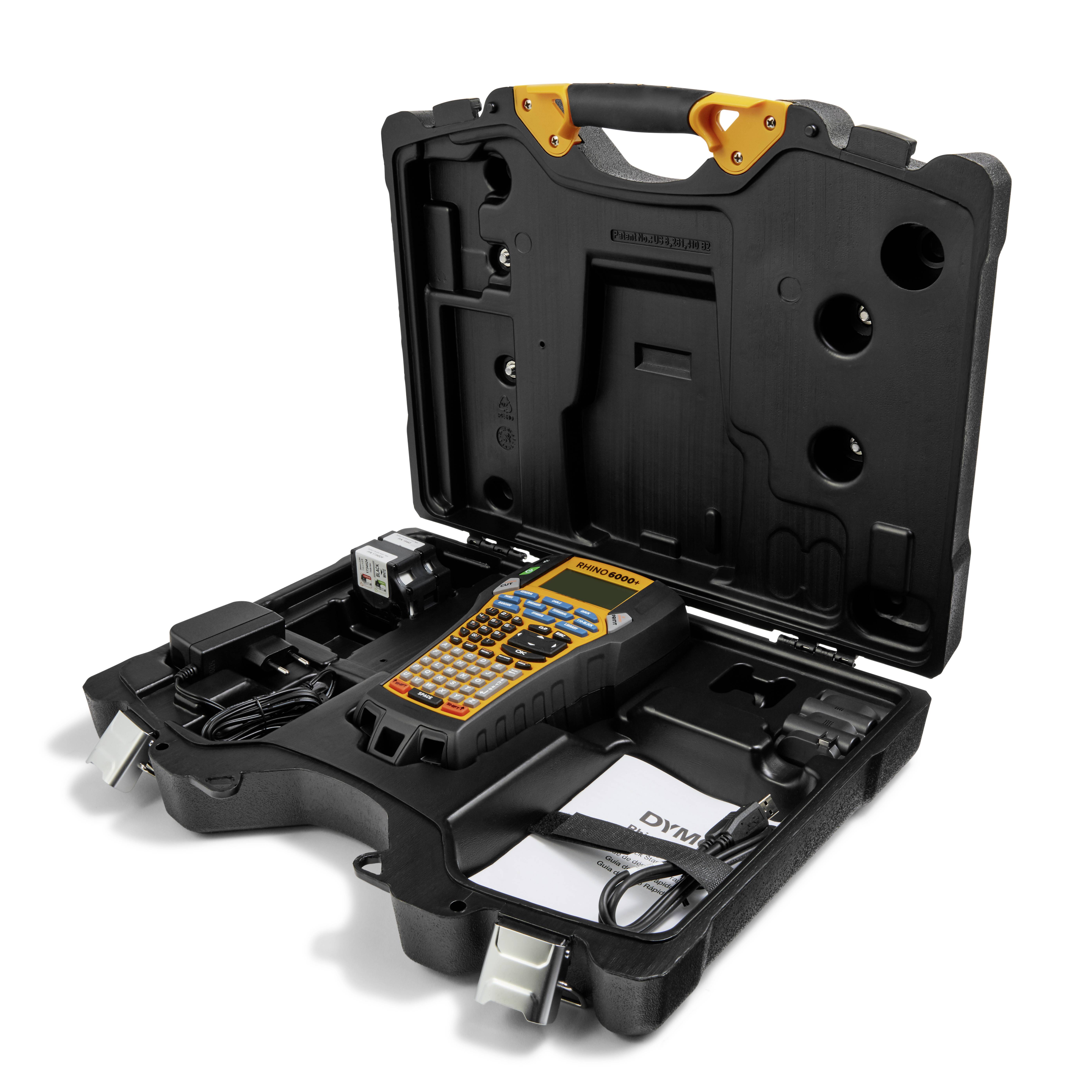 Ein geöffneter Koffer mit einem tragbaren Etikettendrucker, Ladegerät, Etikettenrollen und Anleitungen.