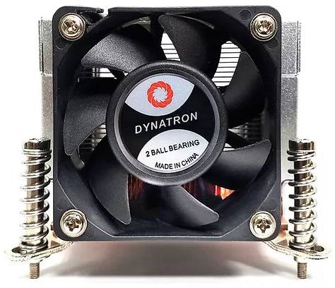 Ein schwarzer Computerlüfter mit der Aufschrift 'Dynatron, 2 Ball Bearing, Made in China', montiert auf einer Metallhalterung.