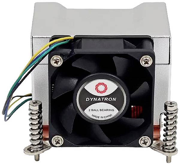 Ein kleiner Computerlüfter von Dynatron mit schwarzem Kunststoffgehäuse, befestigt an einer silbernen Kühlkörperbasis mit Kabelverbindungen.
