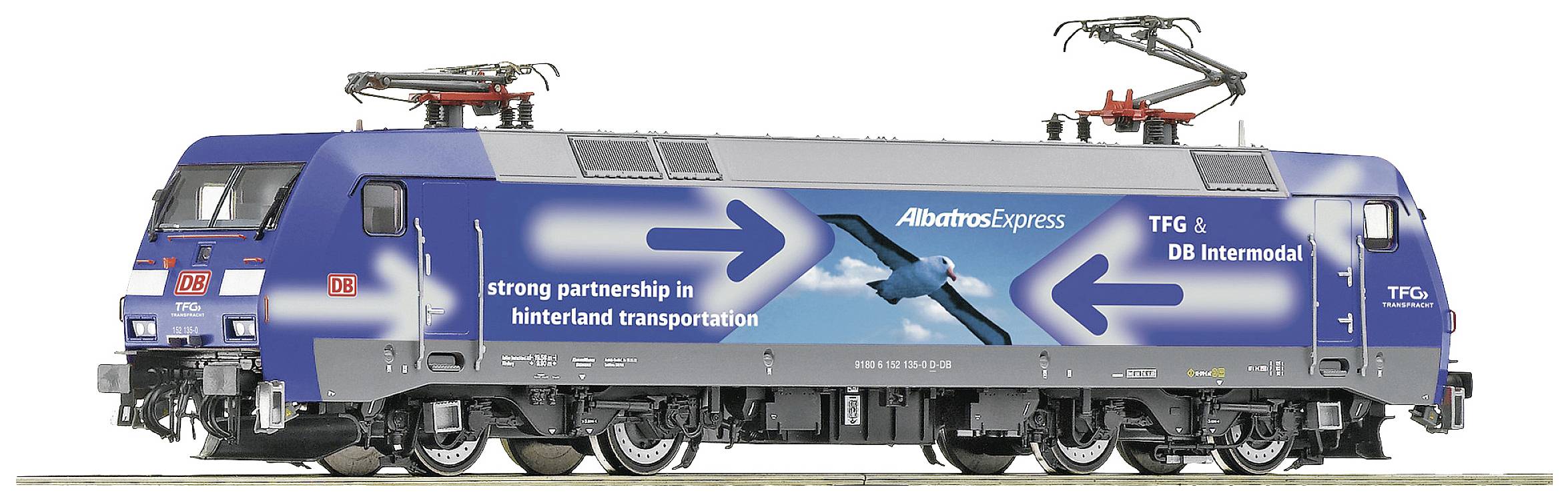 Eine Lokomotive mit Werbegrafik zeigt den Schriftzug 'strong partnership in hinterland transportation' und Logos von TFG & DB Intermodal.