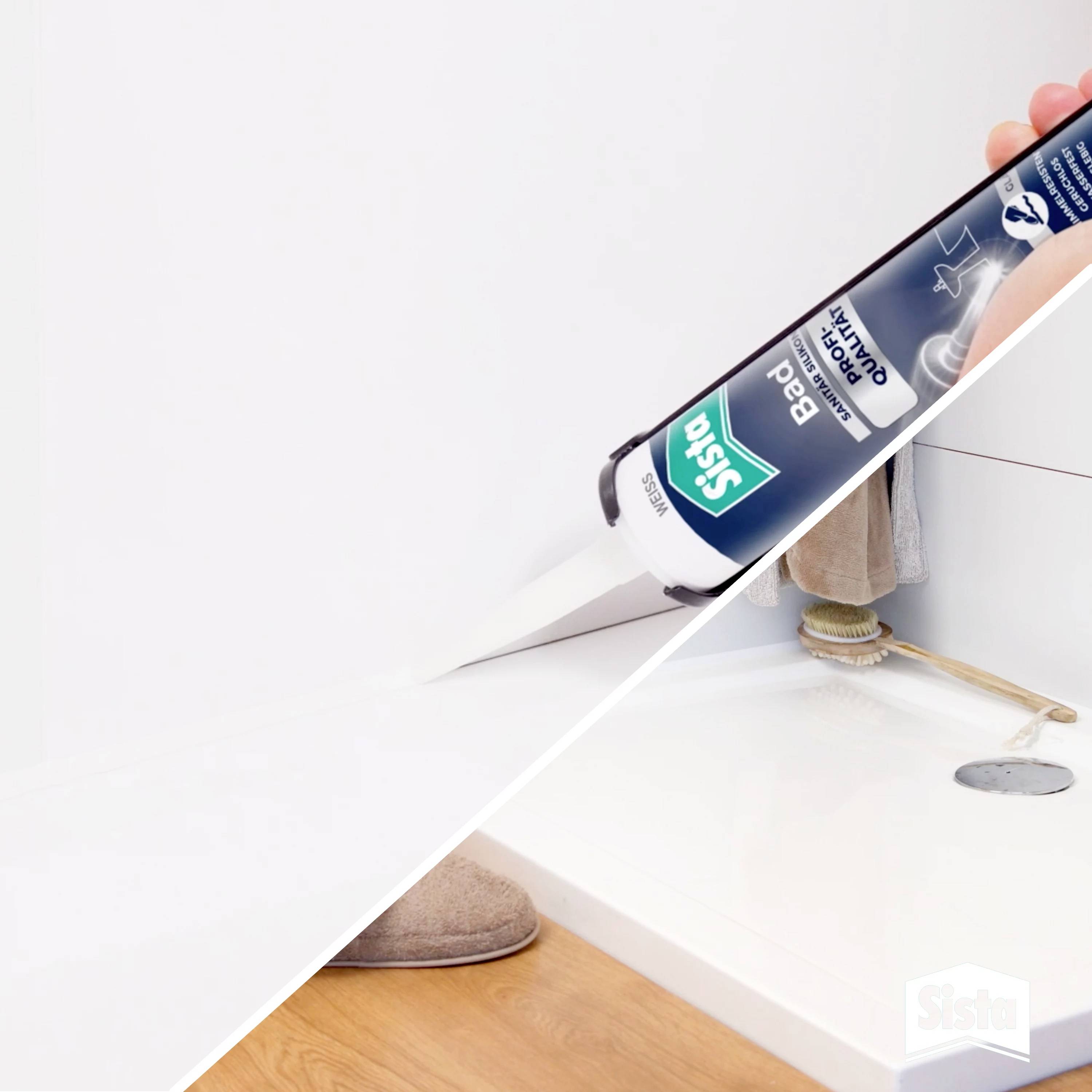 Eine Person verwendet eine Silikonkartusche, um Fugen in einem Badezimmer abzudichten. Ein Fokus liegt auf Präzision bei der Anwendung.