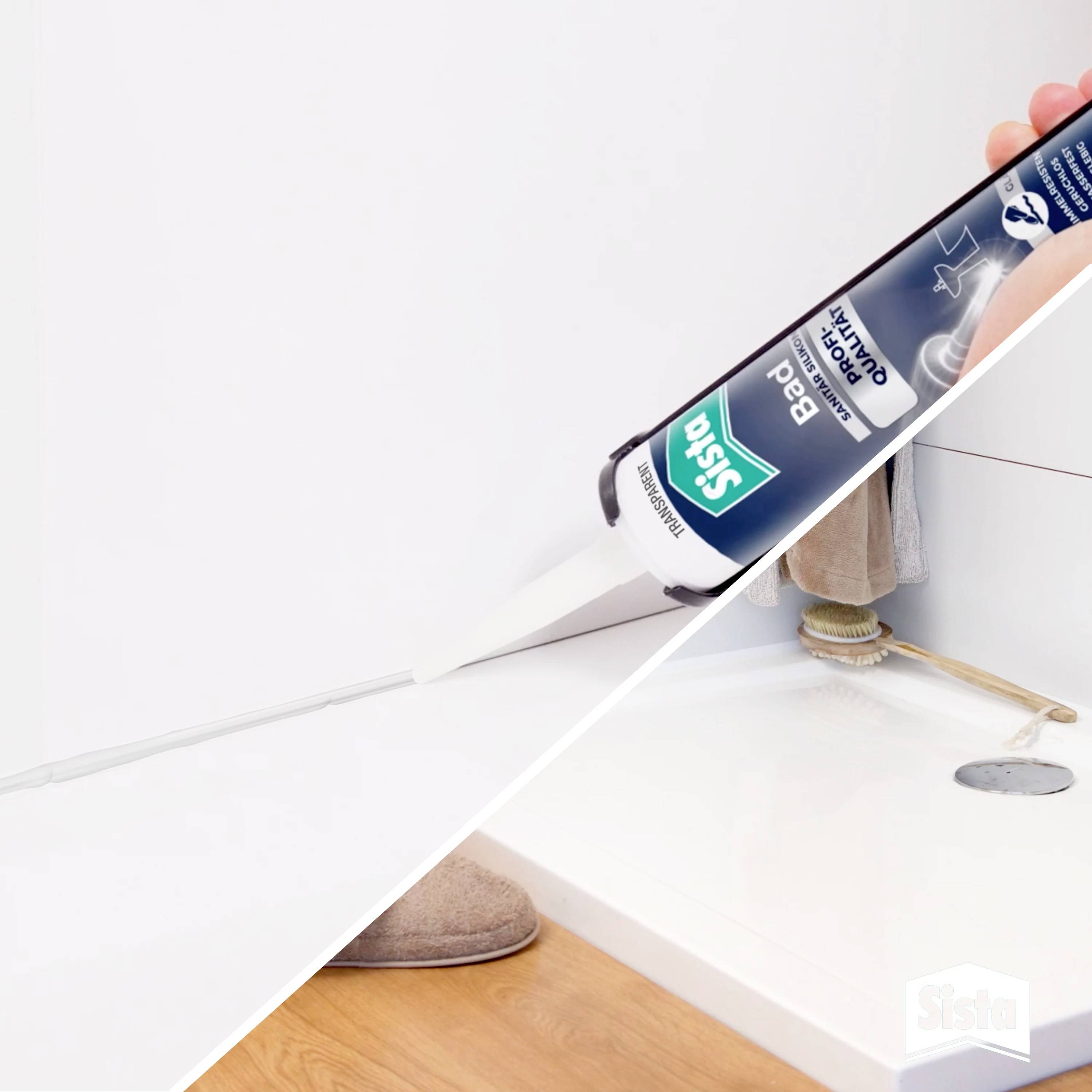 Eine Hand verwendet eine Silikonkartusche, um die Fuge zwischen Wand und Badewannenrand abzudichten. Im Hintergrund Fliesen.