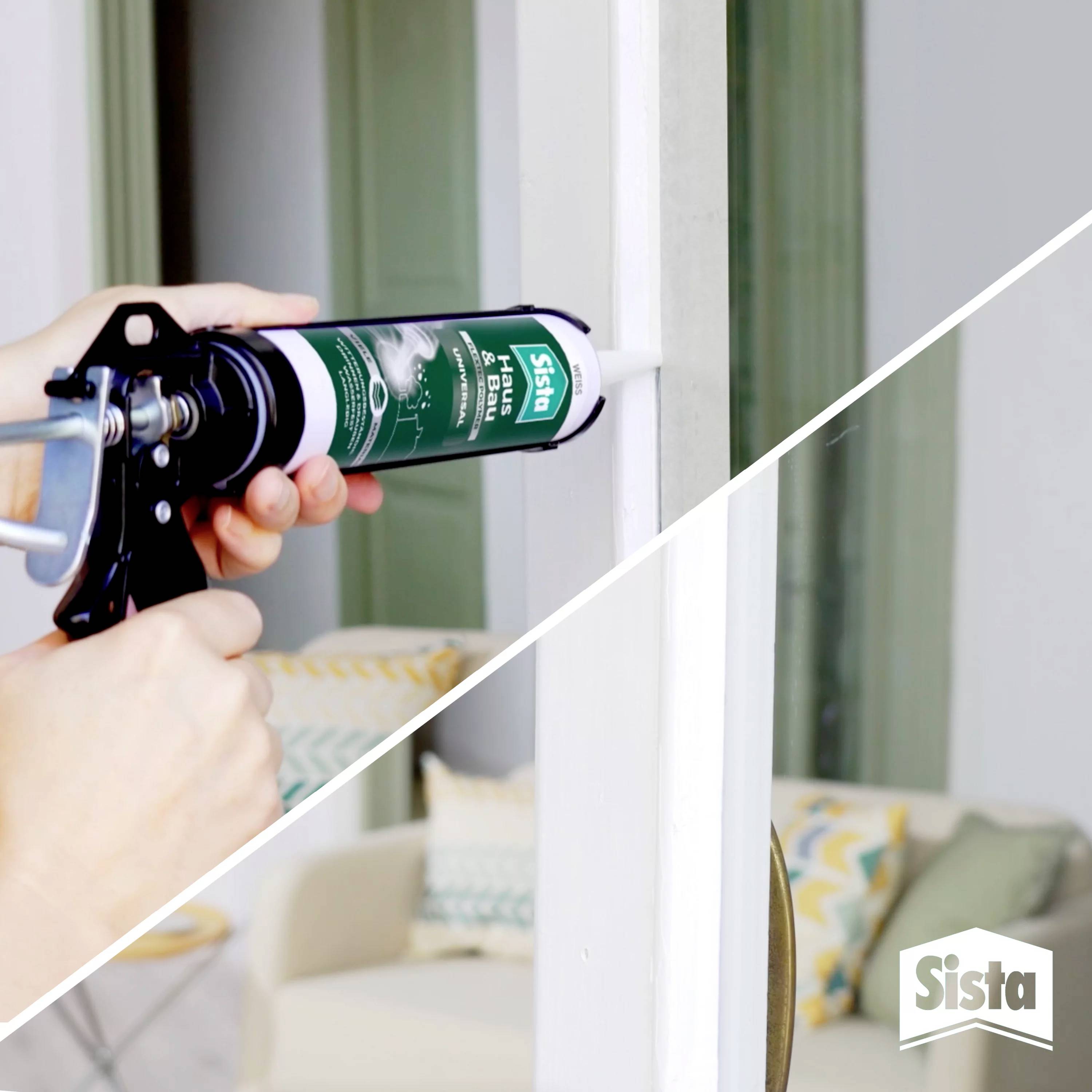 Eine Person dichtet mit einer Silikonpistole einen weißen Rand eines Fensters ab, um es wetterfest zu machen.