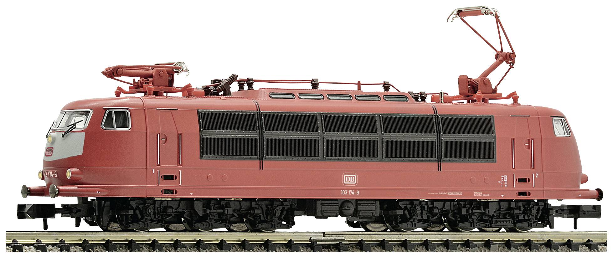 Rote Elektrolokomotive der Deutschen Bahn seitlich auf Schienen, mit markanten Lüftungsgittern und angehobenen Stromabnehmern.