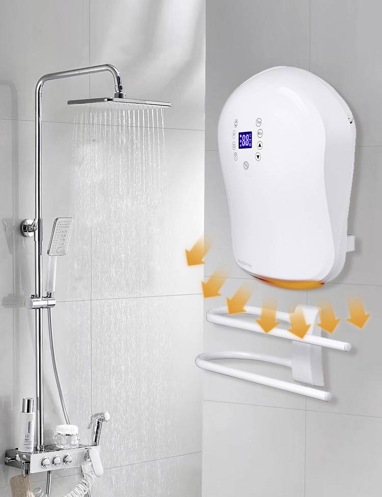 Elektrische Wassererhitzer neben einer laufenden Dusche; Gerät zeigt Temperatur von 38°C, mit richtungsweisenden Pfeilen nach unten.