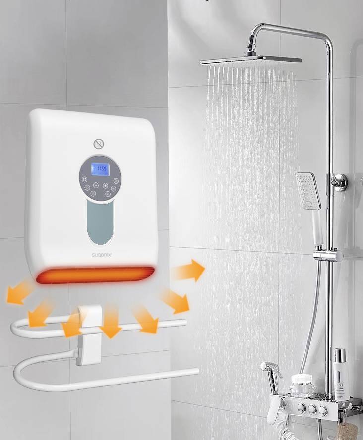 Ein elektrischer Durchlauferhitzer mit digitalem Display ist an einer Duschwand installiert. Pfeile zeigen die Wärmeverteilung.