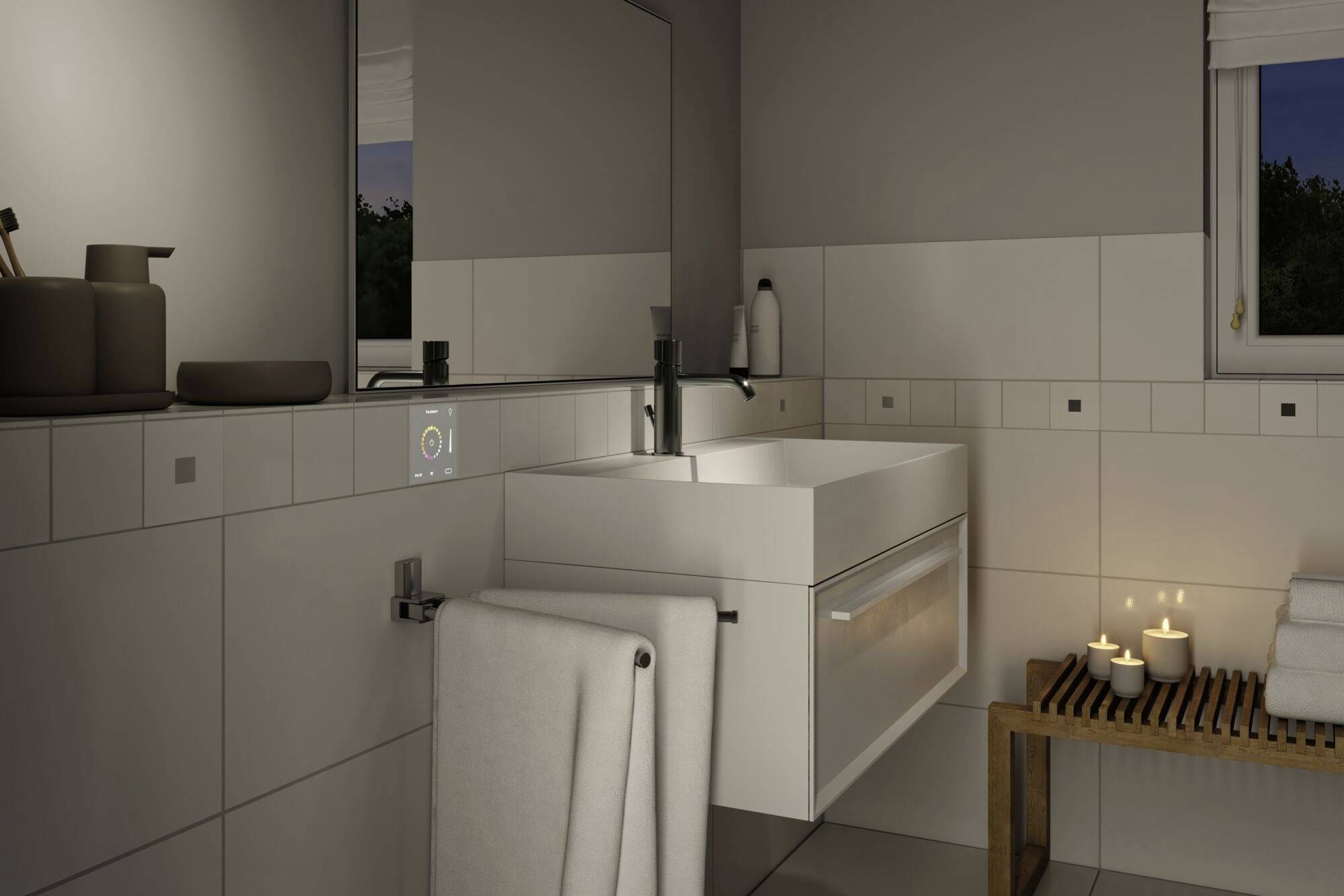 Badezimmer mit modernem Waschbecken, Spiegel, Kerzenbeleuchtung und Handtuch auf Holzbank. Entspannte Atmosphäre zum Wohlfühlen.