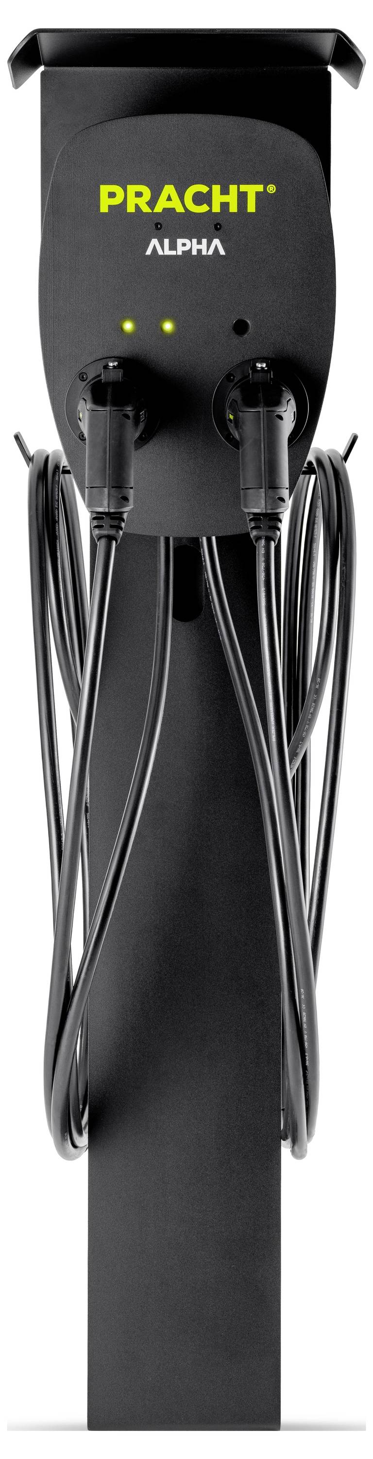 Eine schwarze Ladesäule für Elektrofahrzeuge von 'Pracht', Modell 'Alpha', mit zwei Ladekabeln und grünen Betriebslichtern.