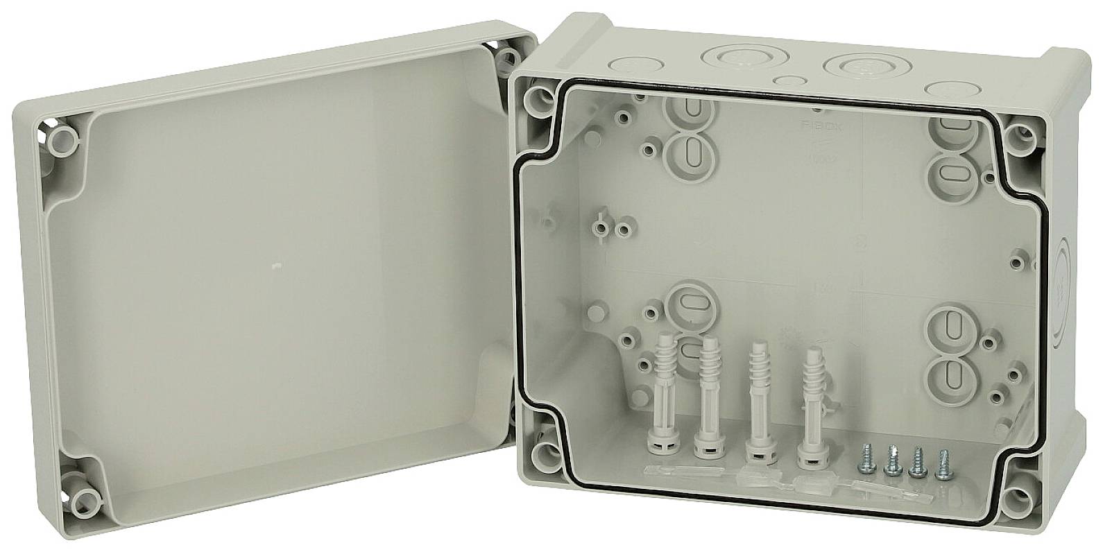 Elektrischer Anschlusskasten aus Kunststoff, offen mit sichtbarer Innenstruktur und Befestigungsmaterial, in neutraler grauer Farbe.