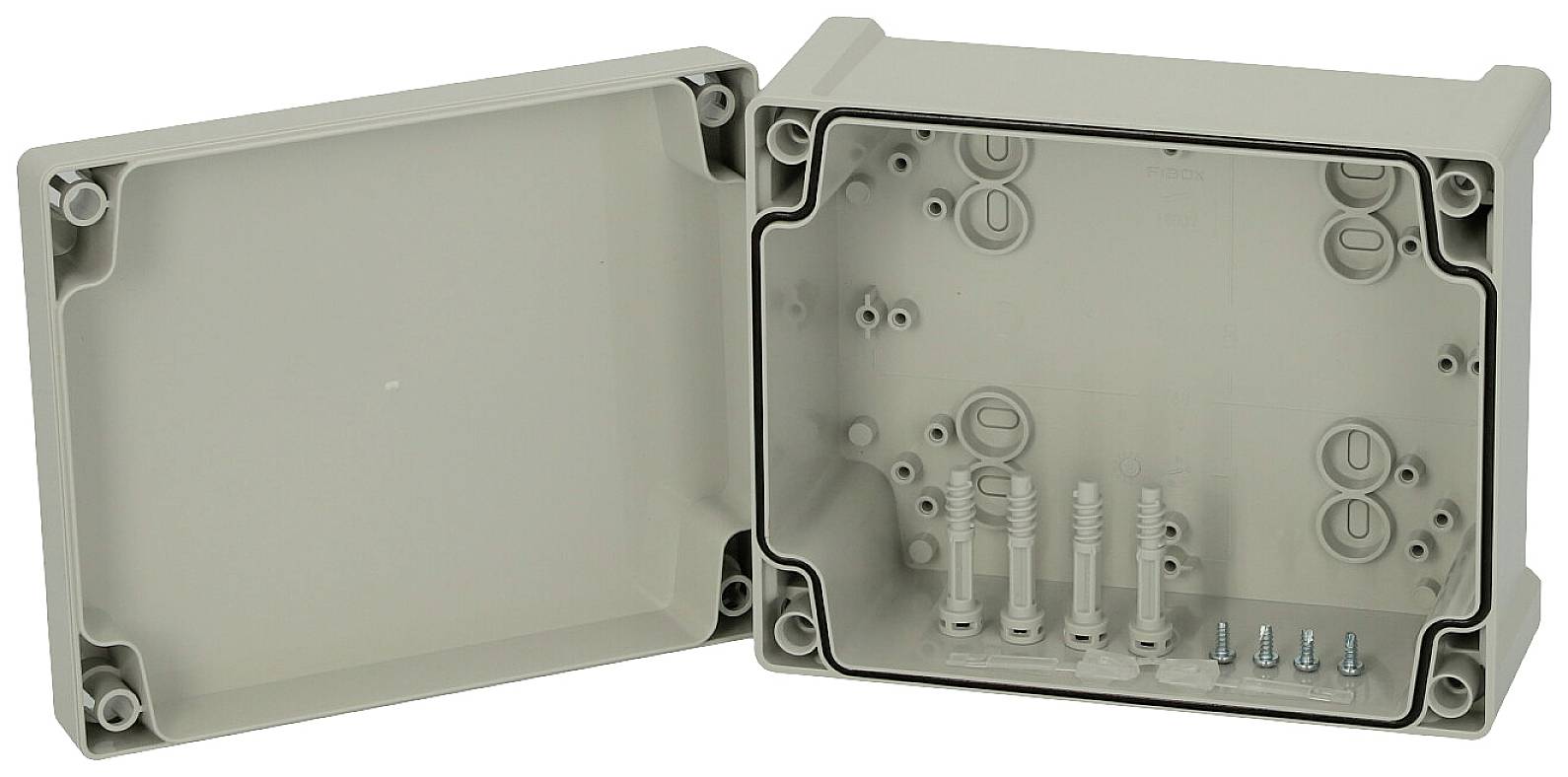 Graue Kunststoff-Verbindungsdose, geöffnet, mit sichtbaren Bohrungen und Schrauben zur Kabelverwaltung und Montage.