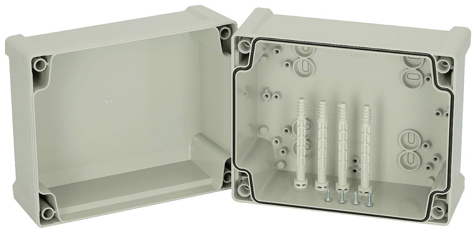 Geöffnete graue Kunststoff-Verteilerdose mit vier Dübeln und Schrauben im Inneren. Geeignet für Elektroinstallationen.