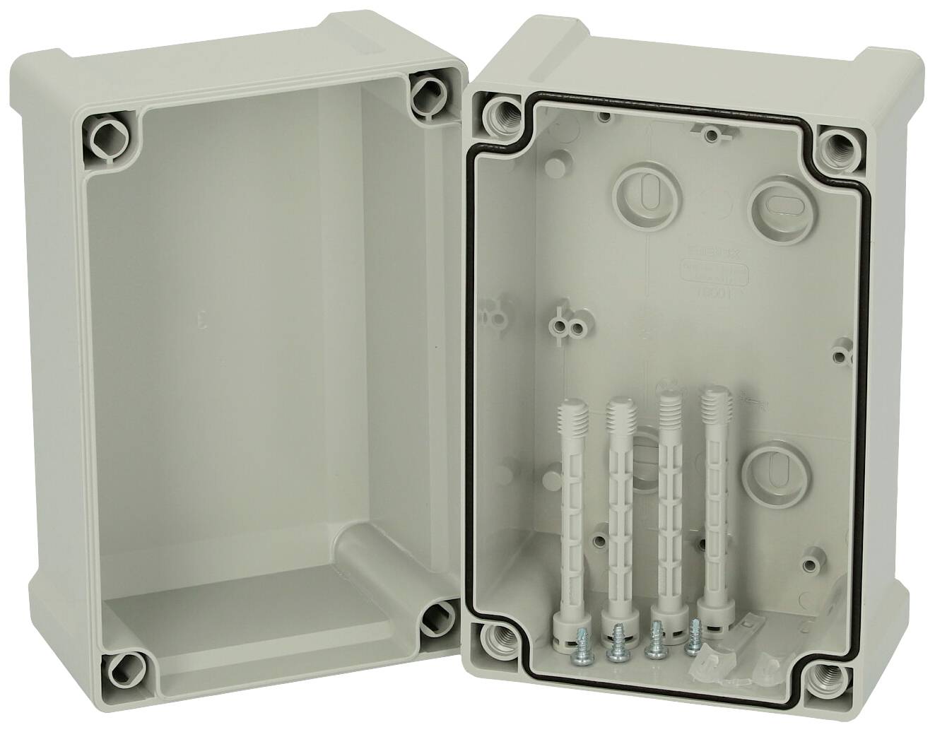 Ein weißes, rechteckiges, plastik Elektronik-Gehäuse mit abnehmbaren Deckel, zeigt leere Innenseite und vier stehende Schrauben.