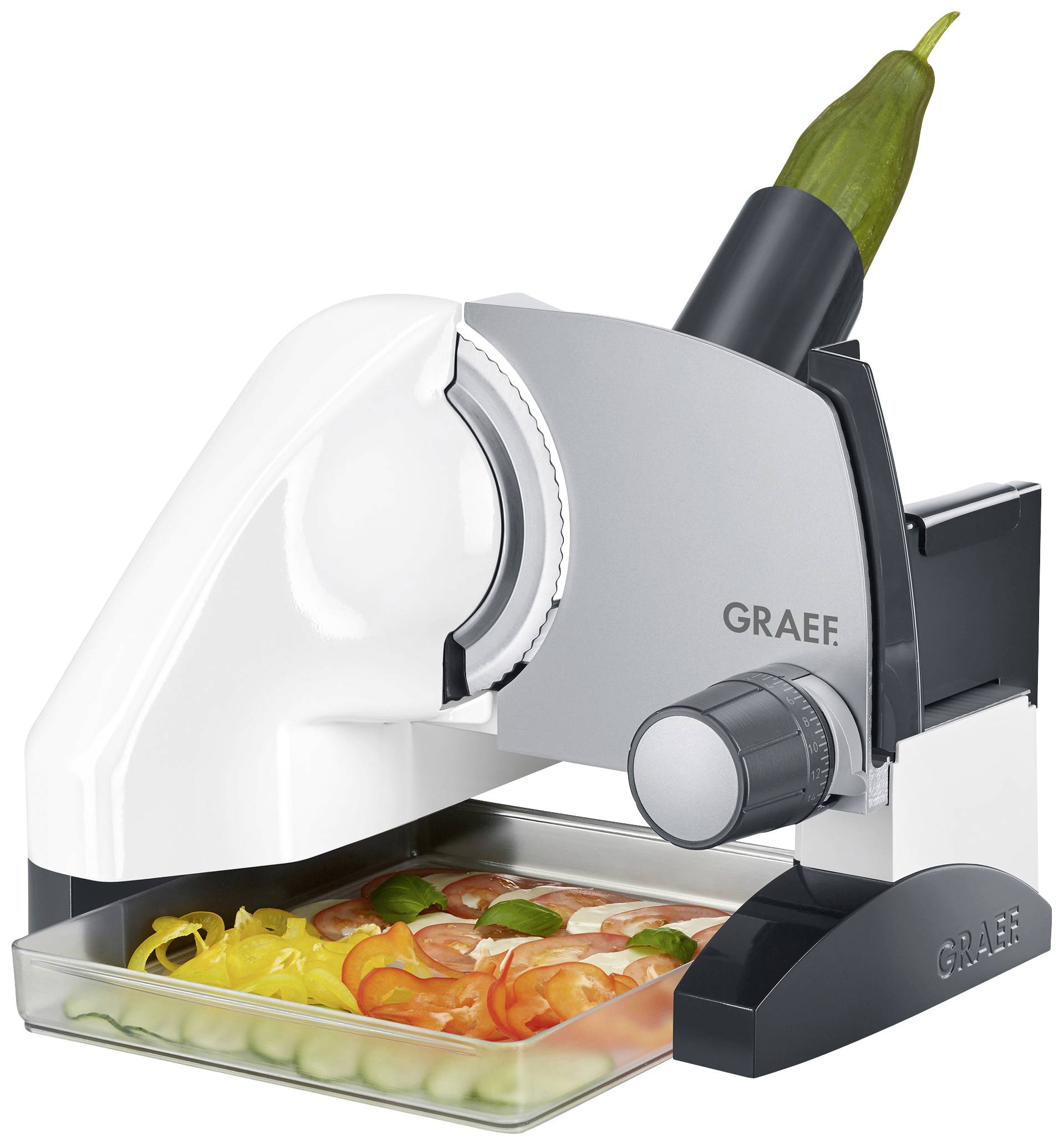 Elektrischer Allesschneider mit grauem Gehäuse. Enthält ein Tablett mit geschnittenem Gemüse: Karotten, Gurken, Paprika.