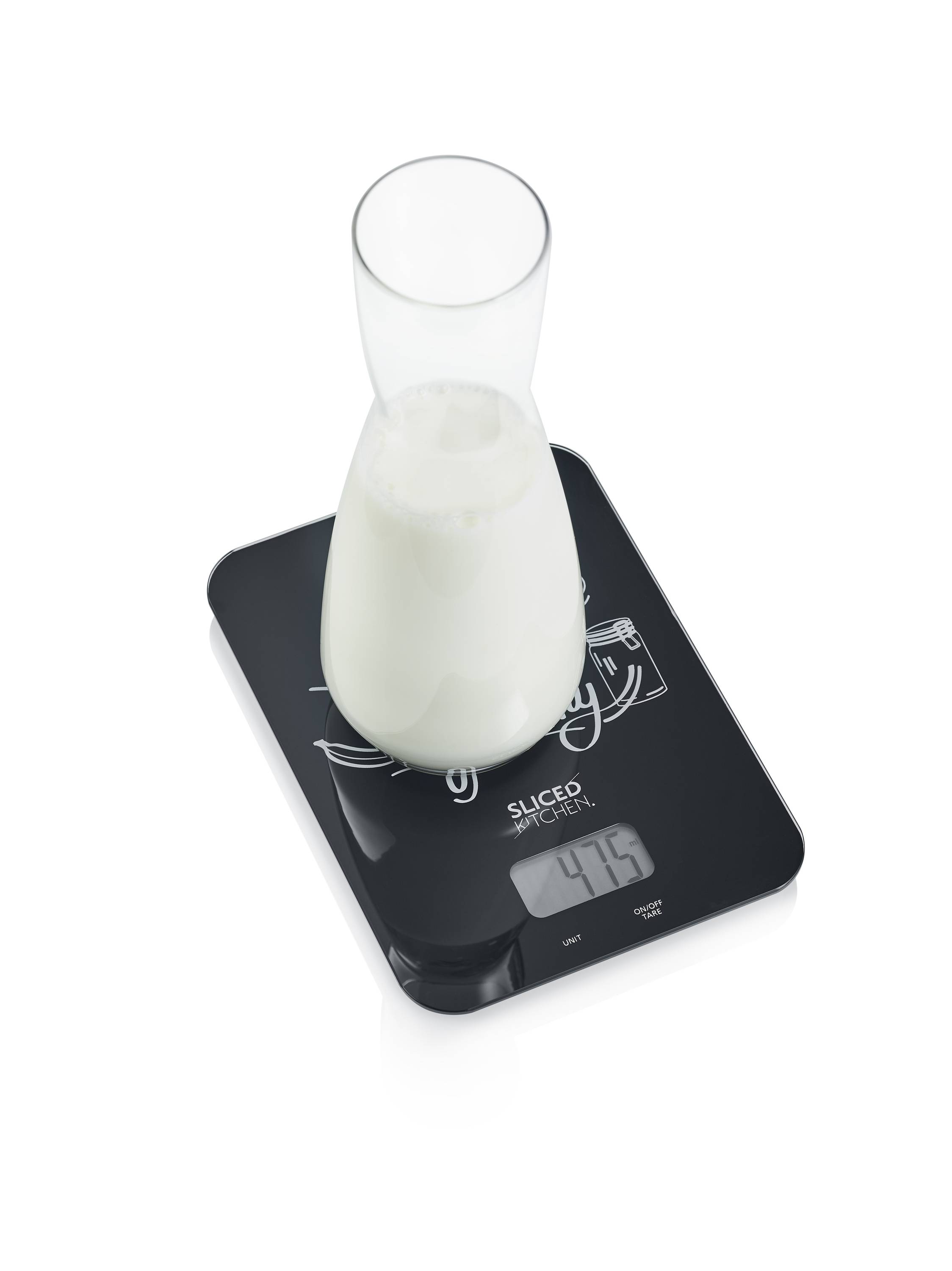 Digitale Küchenwaage mit Glasbehälter voller Milch, zeigt 475 Gramm auf der Anzeige an.