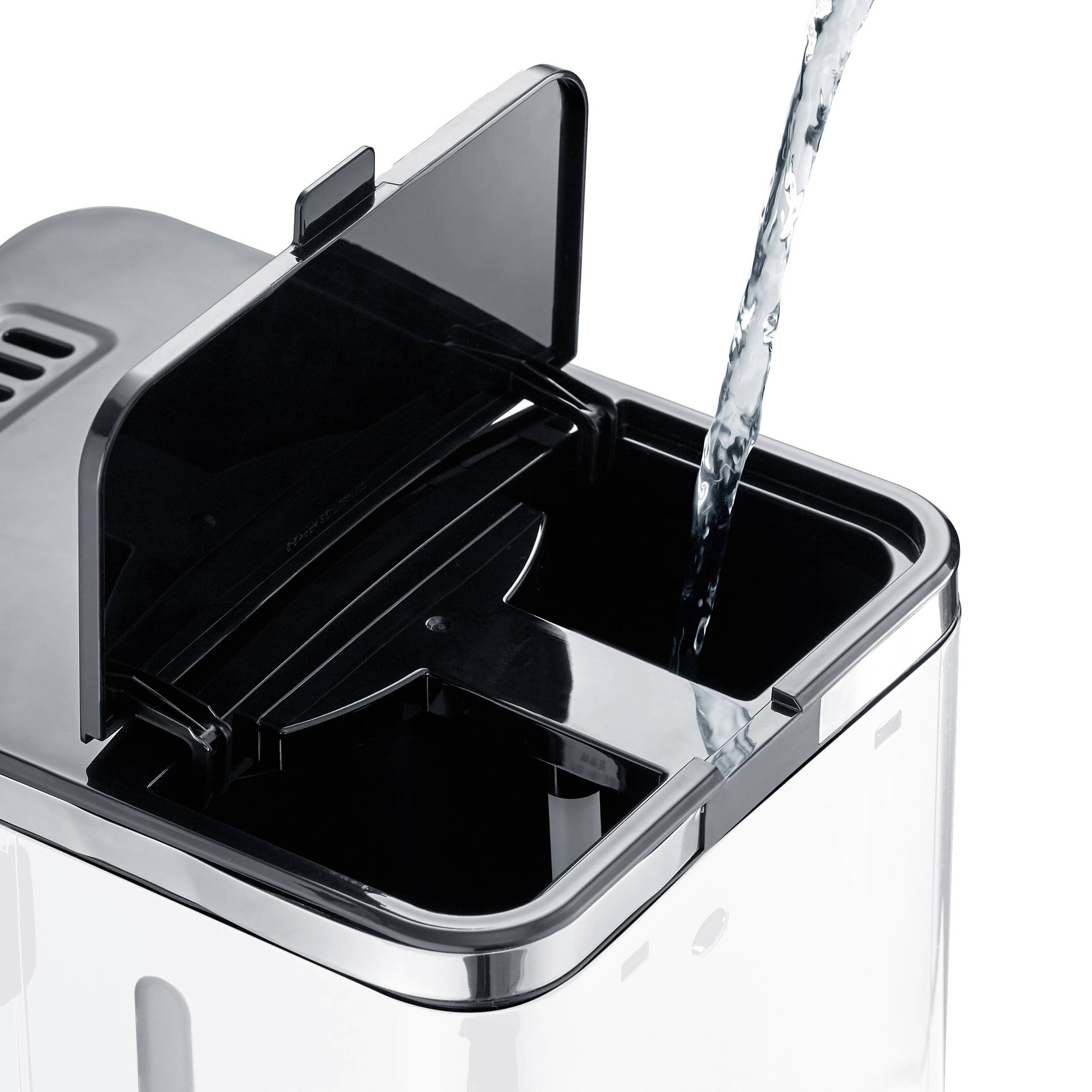 Ein Wasserstrahl fließt in einen geöffneten Wasserbehälter eines Geräts, das möglicherweise Teil eines Haushaltsgeräts ist.