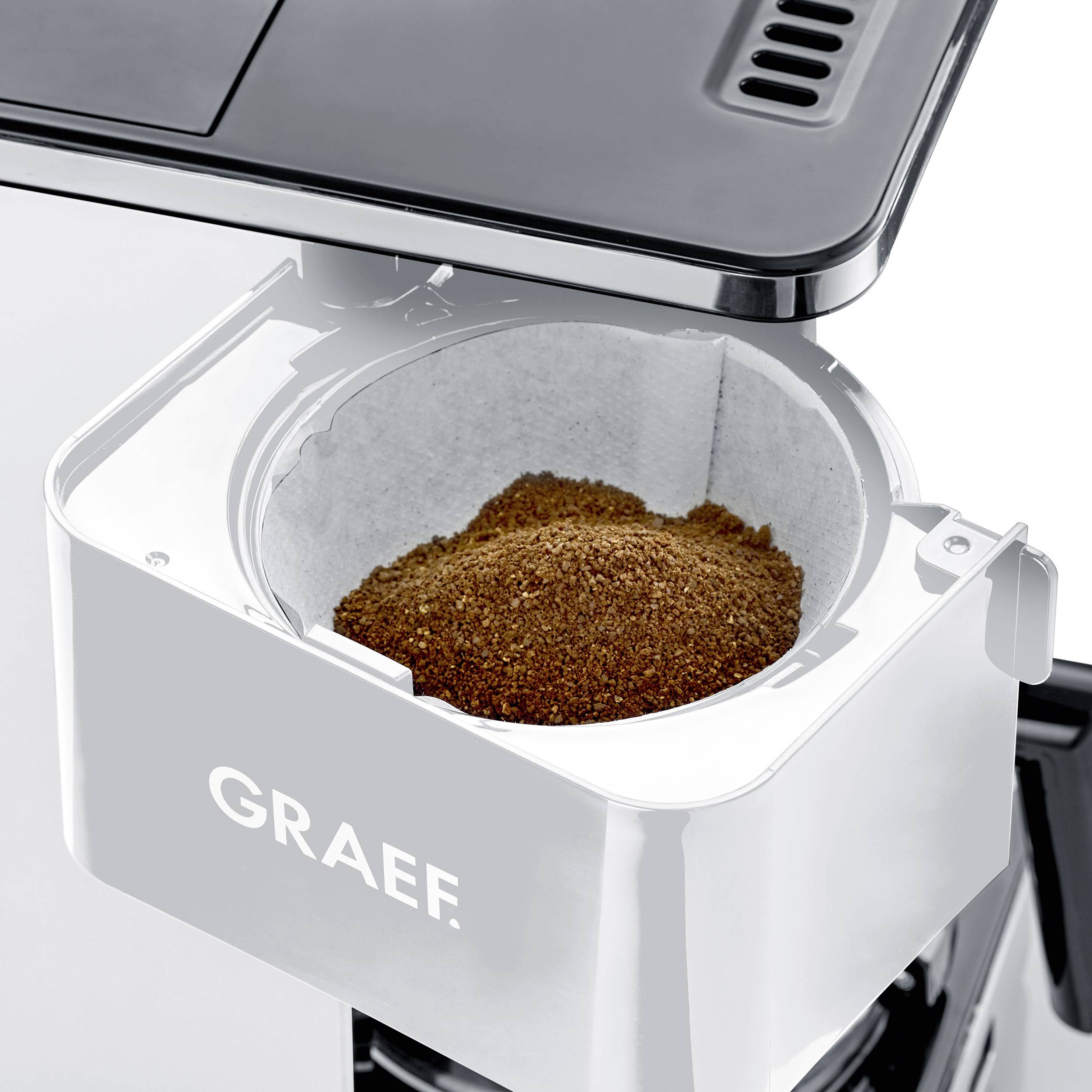 Kaffeemühle mit geöffnetem Behälter, gefüllt mit gemahlenem Kaffee. Markenname 'GRAEF' auf der Vorderseite des Geräts sichtbar.