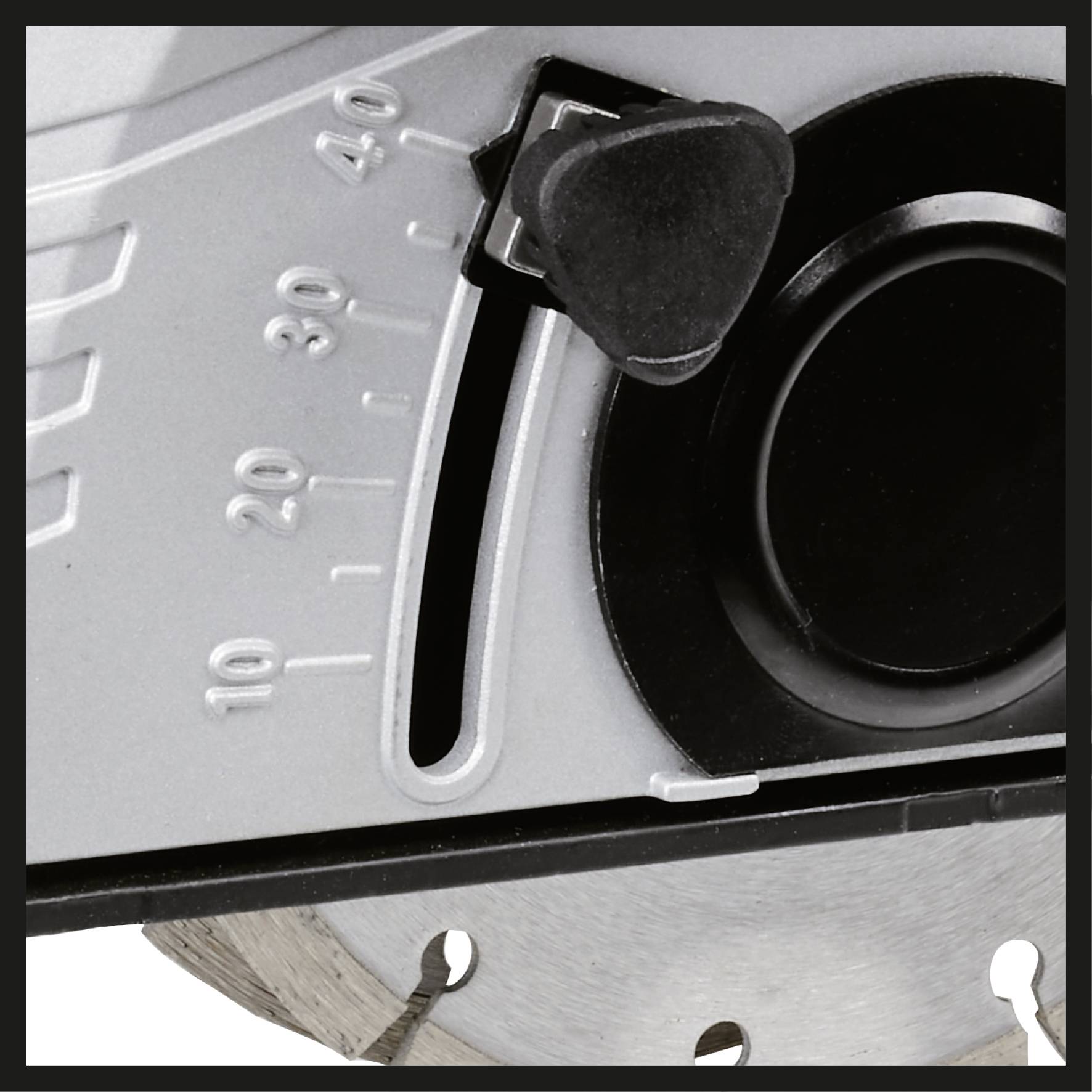 Nahaufnahme eines Einstellrads einer Kreissäge mit Skala von 0 bis 45 Grad, zeigt einen Schwenkmechanismus zur Schnitteinstellung.