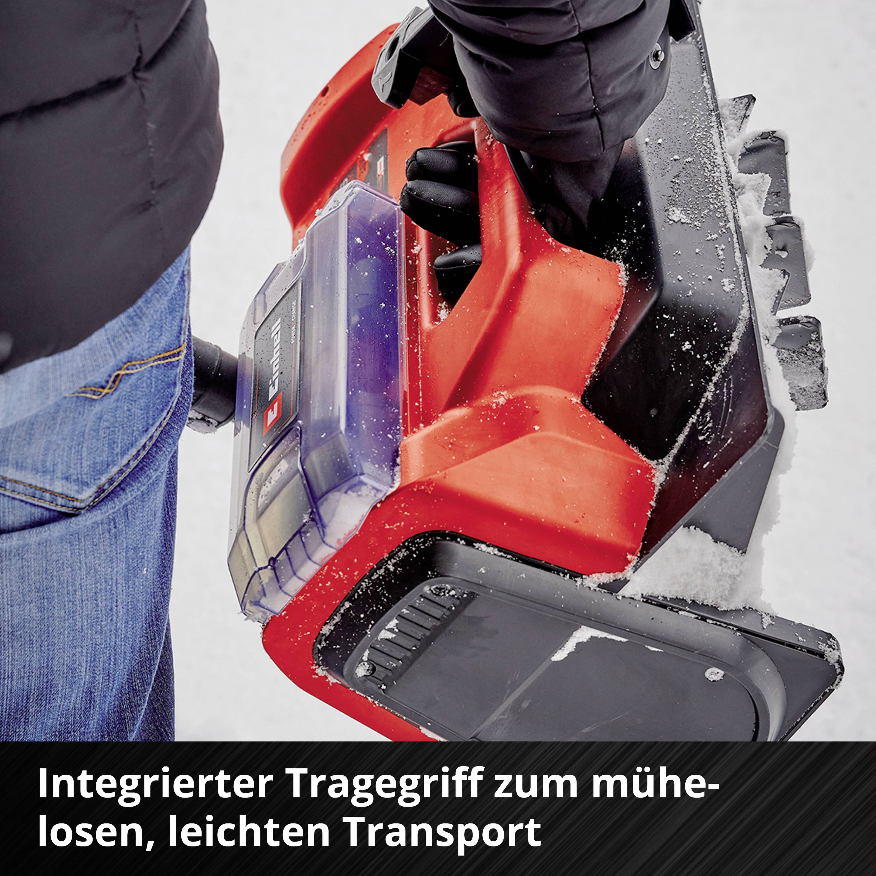 'Integrierter Tragegriff zum mühelosen, leichten Transport'; zeigt eine Person, die einen Schneepflug mit einem Griff hält, auf schneebedecktem Boden.