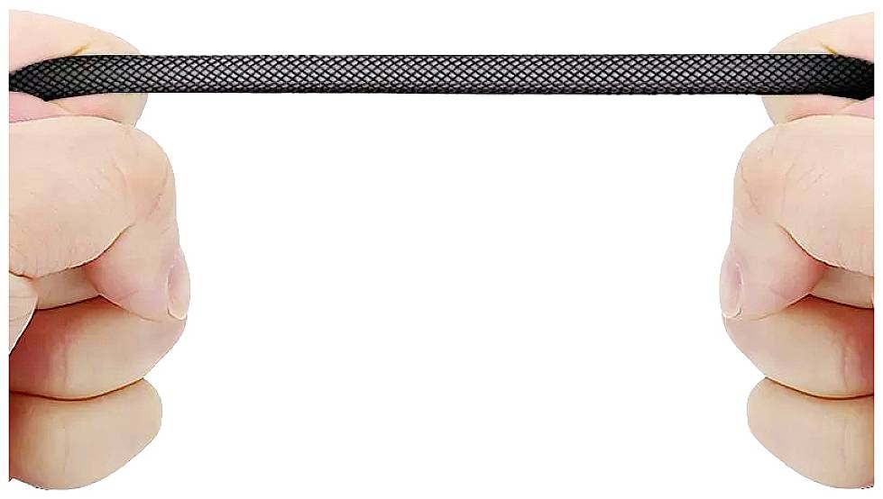 Zwei Hände ziehen ein schwarzes, flexibles Kabel auseinander, das eine texturierte Oberfläche hat.