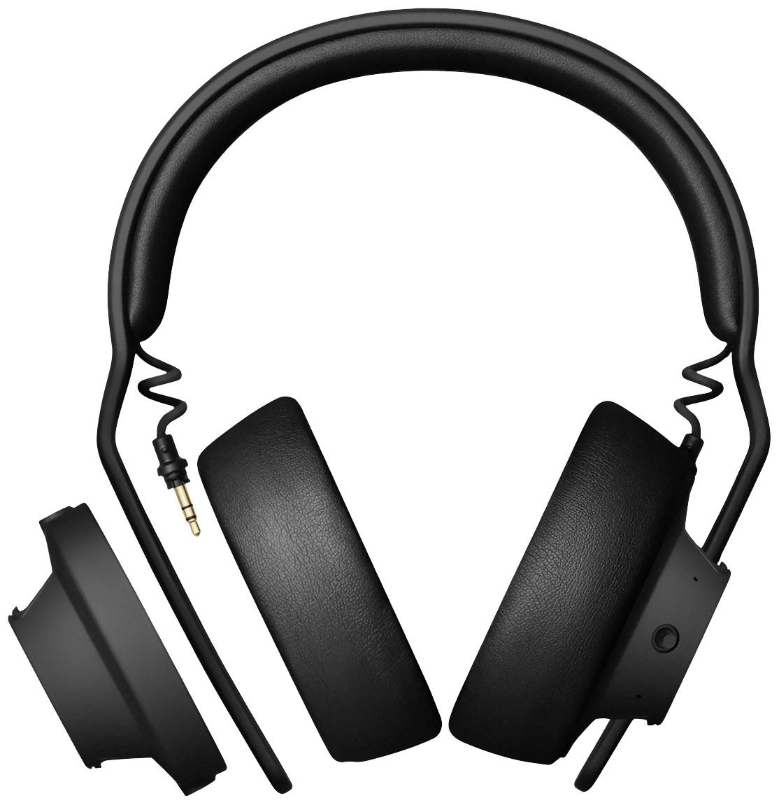 Schwarze Over-Ear-Kopfhörer mit abgenommenen Ohrmuscheln, sichtbar ist der 3,5-mm-Klinkenstecker, vor weißem Hintergrund.