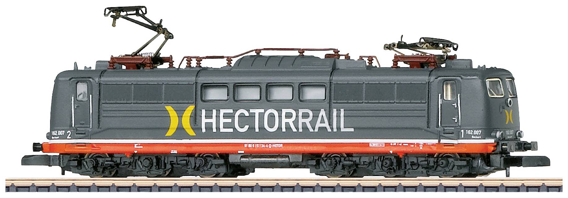 Ein Modell einer grauen HECTORRAIL Lokomotive auf einem Gleis, mit orangefarbenen Details und Logos.