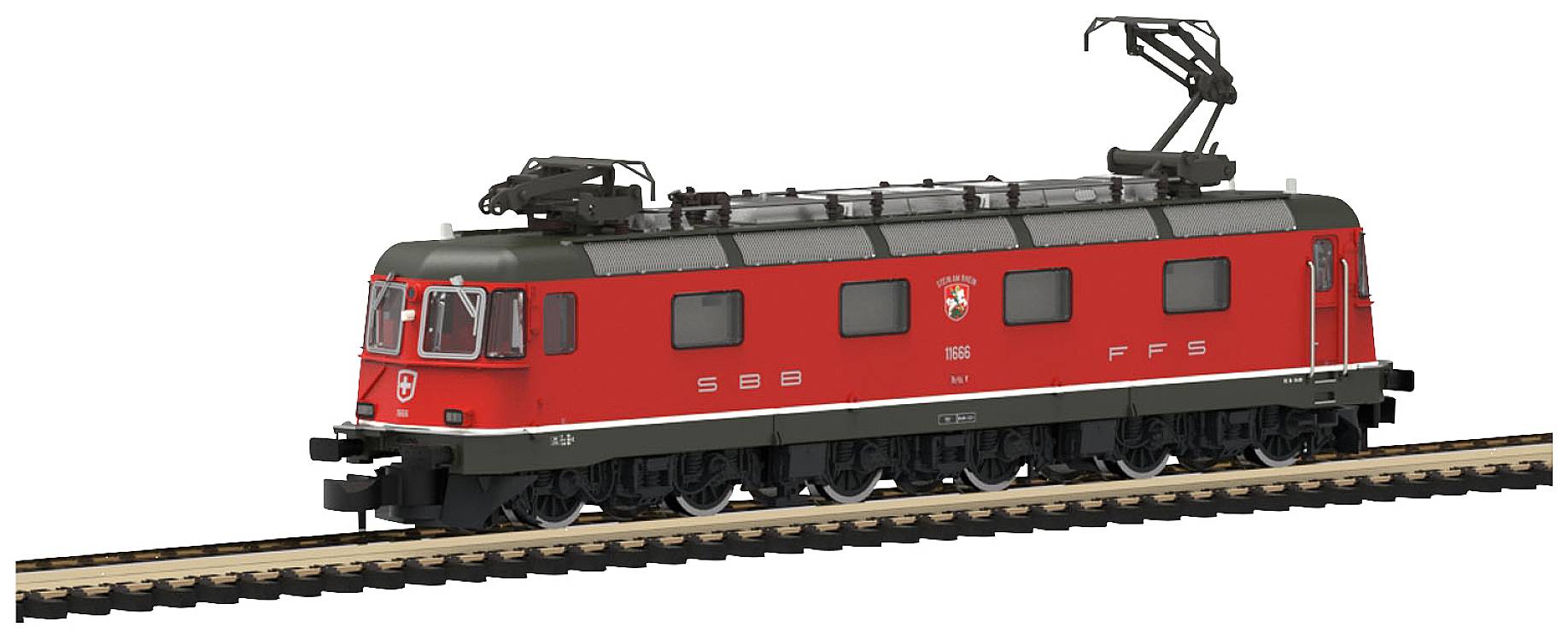Rote Modelllokomotive der SBB CFF FFS zieht zehn Containerwagen einer Modelleisenbahn auf einem leicht ansteigenden Gleis.