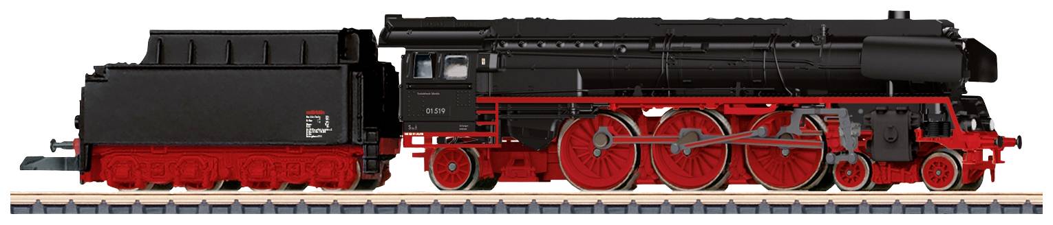 Eine schwarze Dampflokomotive mit roten Details steht auf einem Bahngleis. Sie hat große Räder und einen Schornstein.