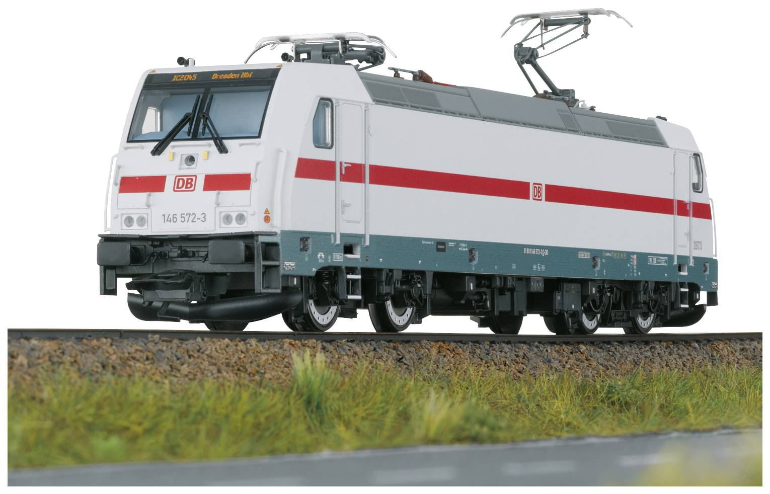 Ein weißer elektrischer Zug der Deutschen Bahn mit rotem Streifen auf einer Gleisstrecke, fokussiert auf die Lokomotive im Vordergrund.