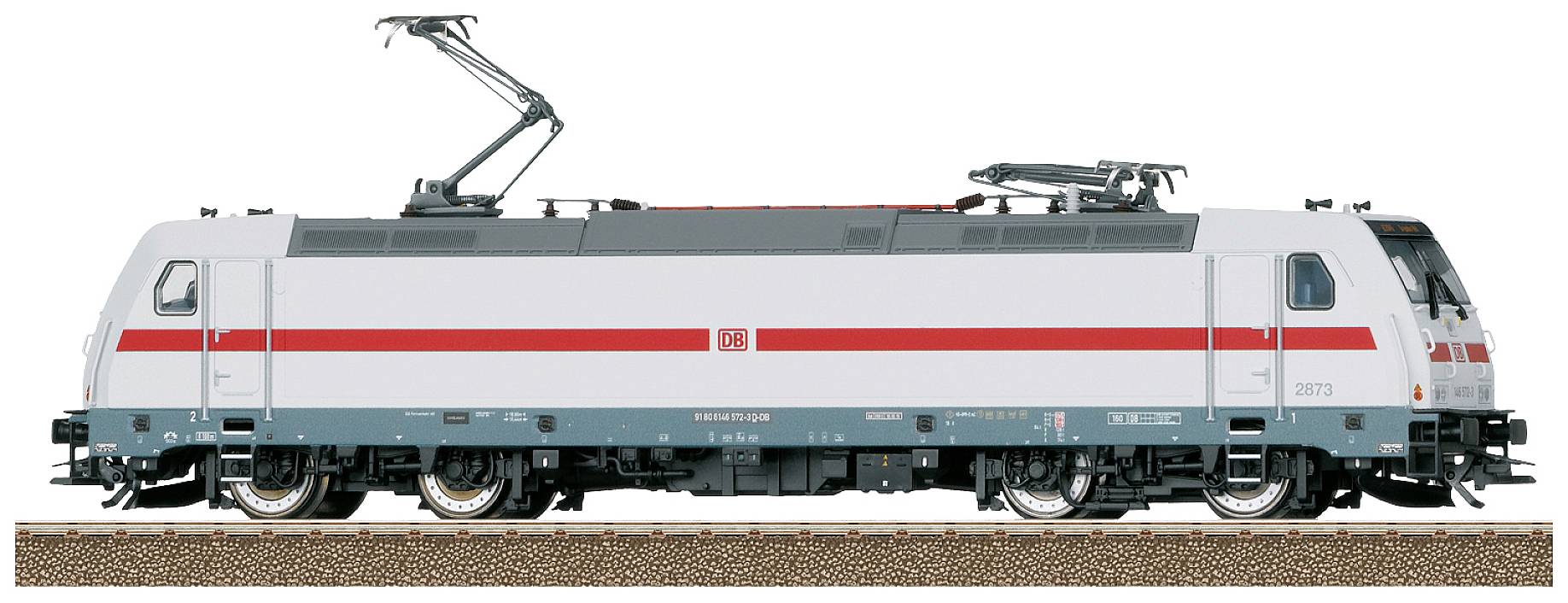 Eine moderne elektrische Lokomotive in weiß-grau mit rotem Streifen steht auf einem Gleisabschnitt.