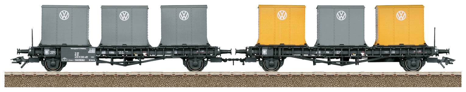 Modelleisenbahnwagen mit vier Containeraufbauten, zwei grau mit VW-Logo und zwei orange, auf einem Gleisstück.