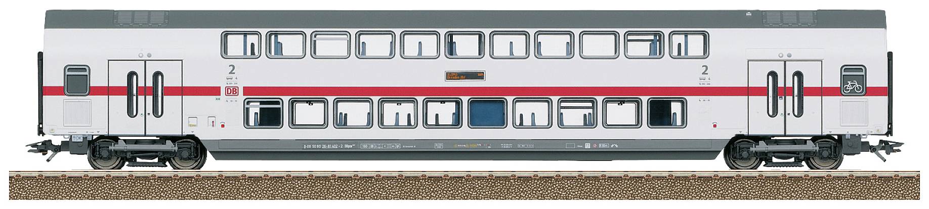 Doppelstock-Personenwagen der Deutschen Bahn in weiß mit rotem Streifen, stehend auf Gleisen. Türen und Fenster sind sichtbar.