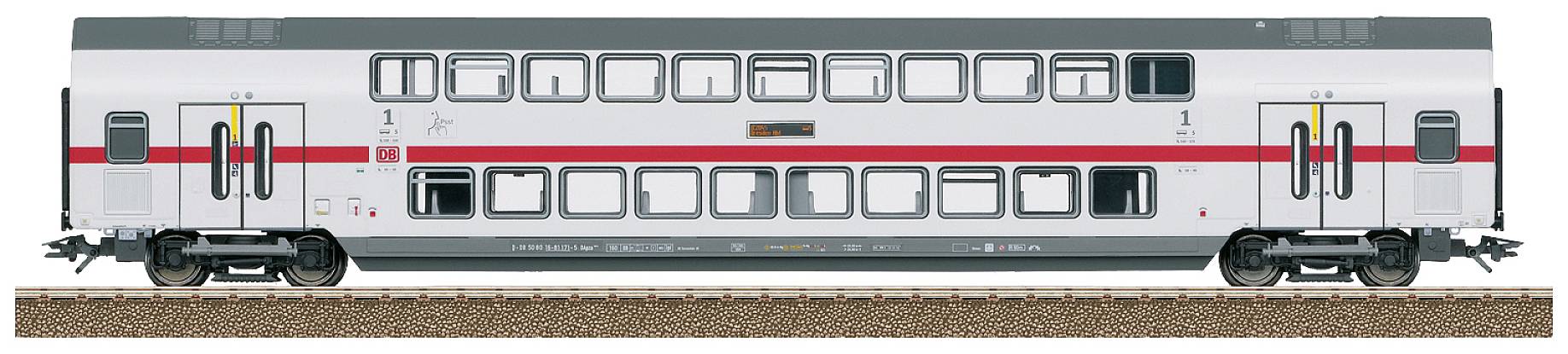 Ein weißer Doppeldecker-Personenwaggon der Bahn mit roten Akzenten steht auf einem Gleis. Die Türen sind geschlossen.