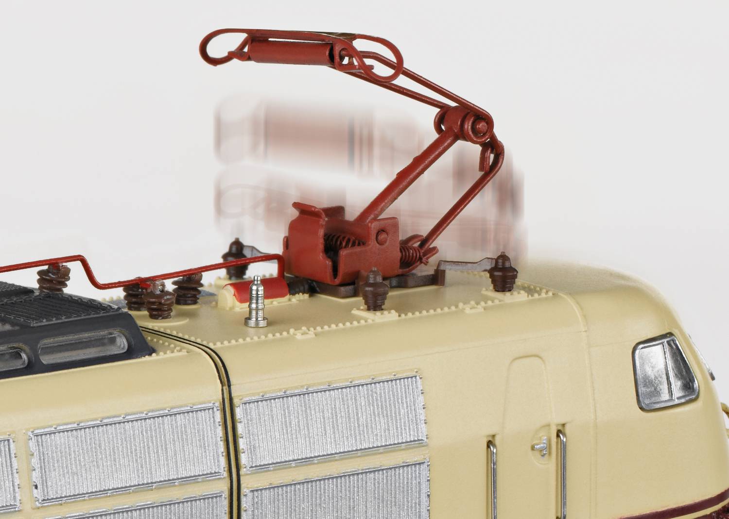 Ein beige-braunes Modell einer elektrischen Lokomotive mit hochgeklapptem Stromabnehmer auf weißem Hintergrund.