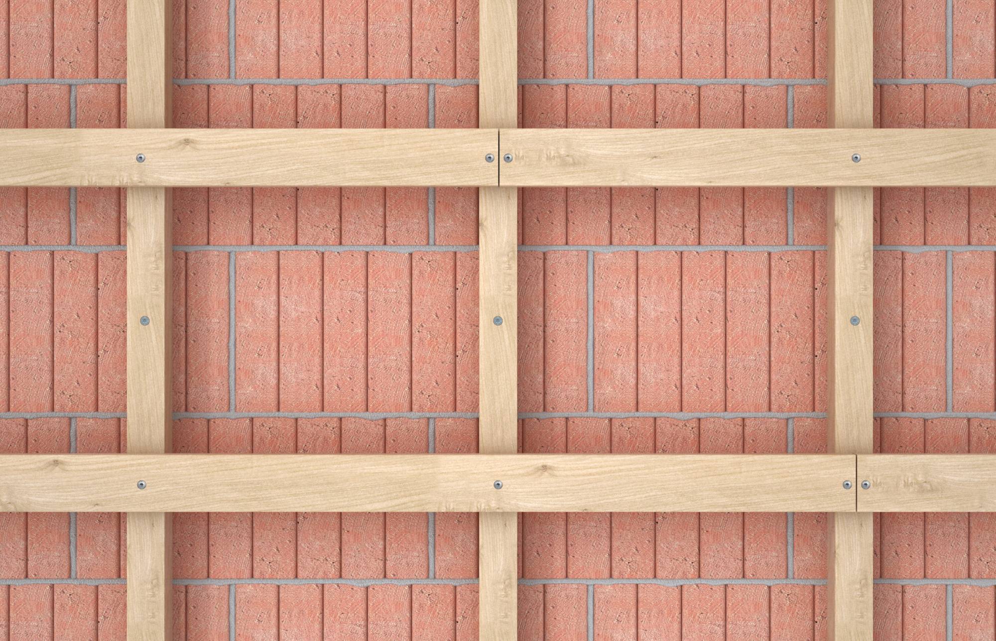 Holzbalken bilden ein Rastermuster über einer roten Backsteinmauer, wobei jeder Balken mit sichtbaren Metallschrauben befestigt ist und ein strukturiertes, geometrisches Design schafft.