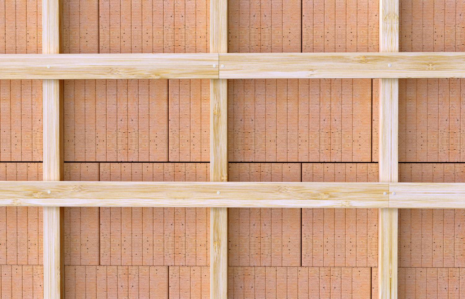 Roter Backsteinwand mit hölzernem Rahmen in Gitterstruktur.