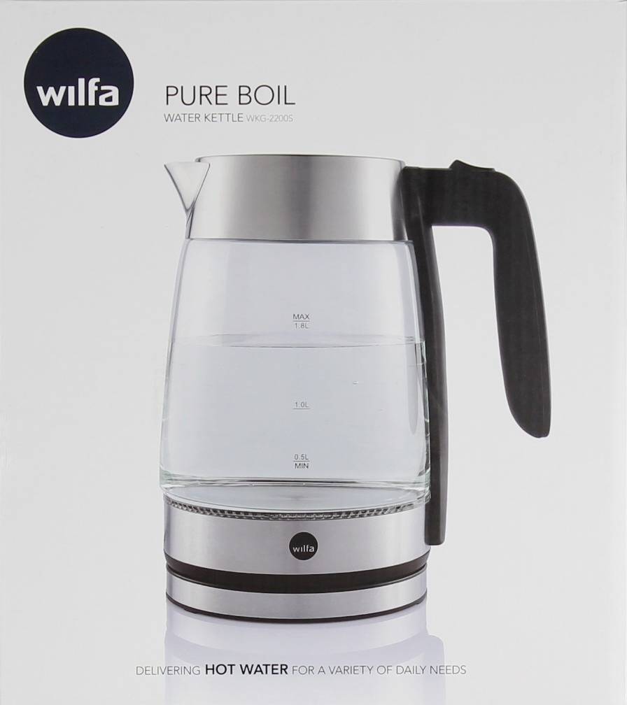 Ein elektrischer Wasserkocher aus Glas und Metall mit Skala, abgebildet auf einer Produktverpackung unter der Marke 'Wilfa PURE BOIL'.