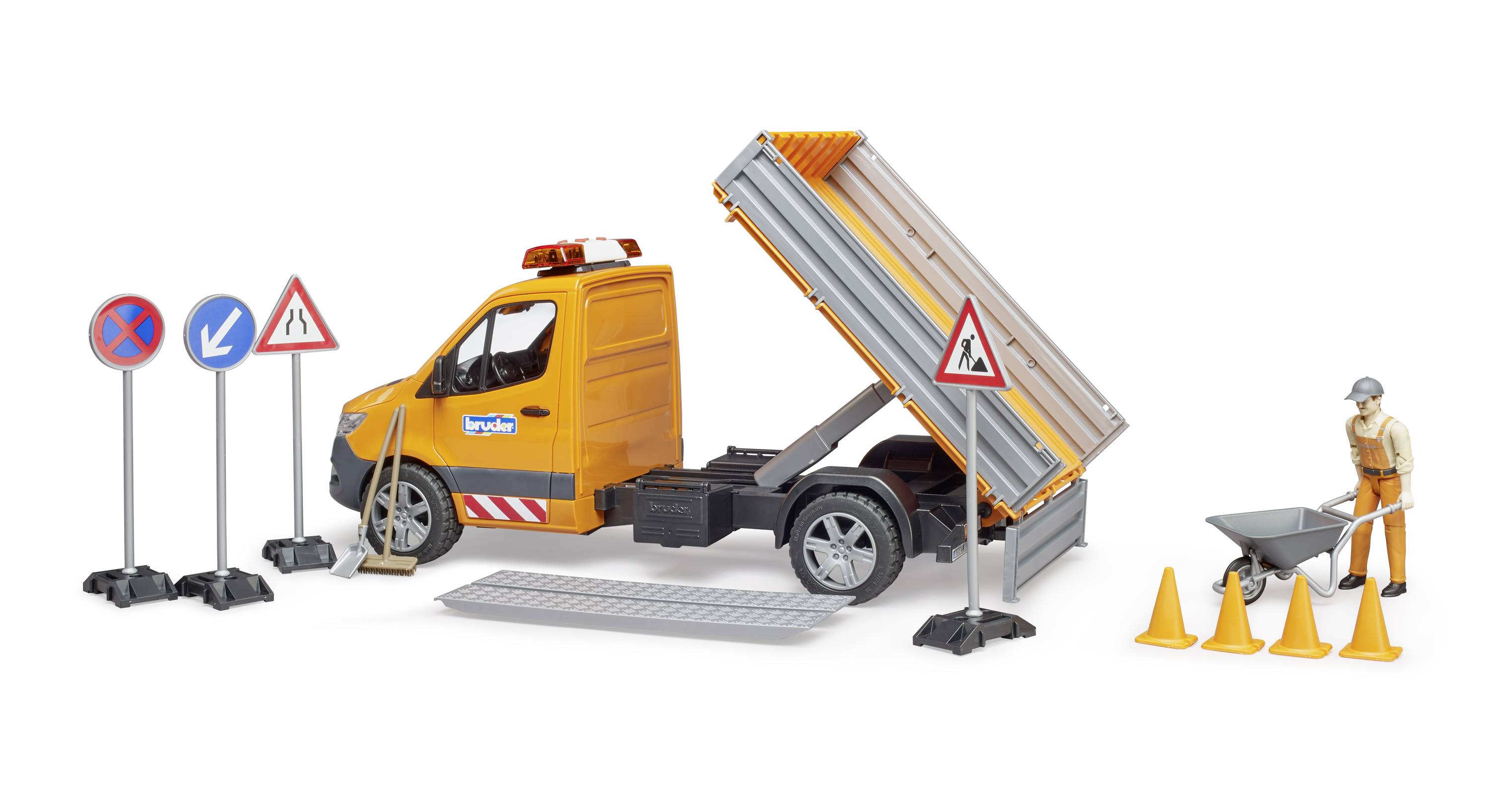 Spielzeugmodell einer Baustellen-Szene mit einem orangefarbenen Kipp-Lkw, Verkehrsschildern und einem Arbeiter mit Schubkarre und Verkehrskegeln.