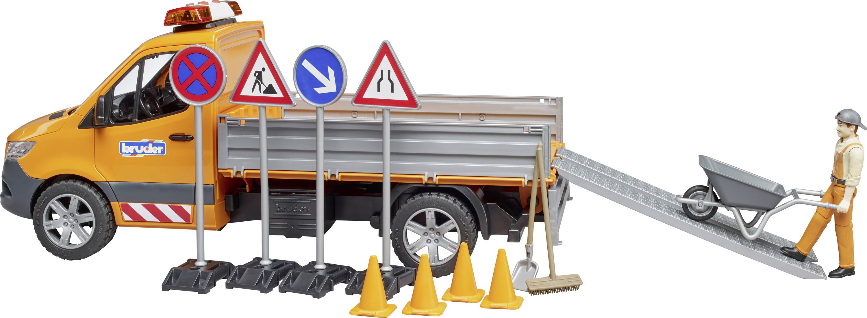 Ein orangefarbenes Bau-Lkw-Modell mit Schaufeln, Schildern und einem Bauarbeiter, der eine Schubkarre über eine Rampe zieht.