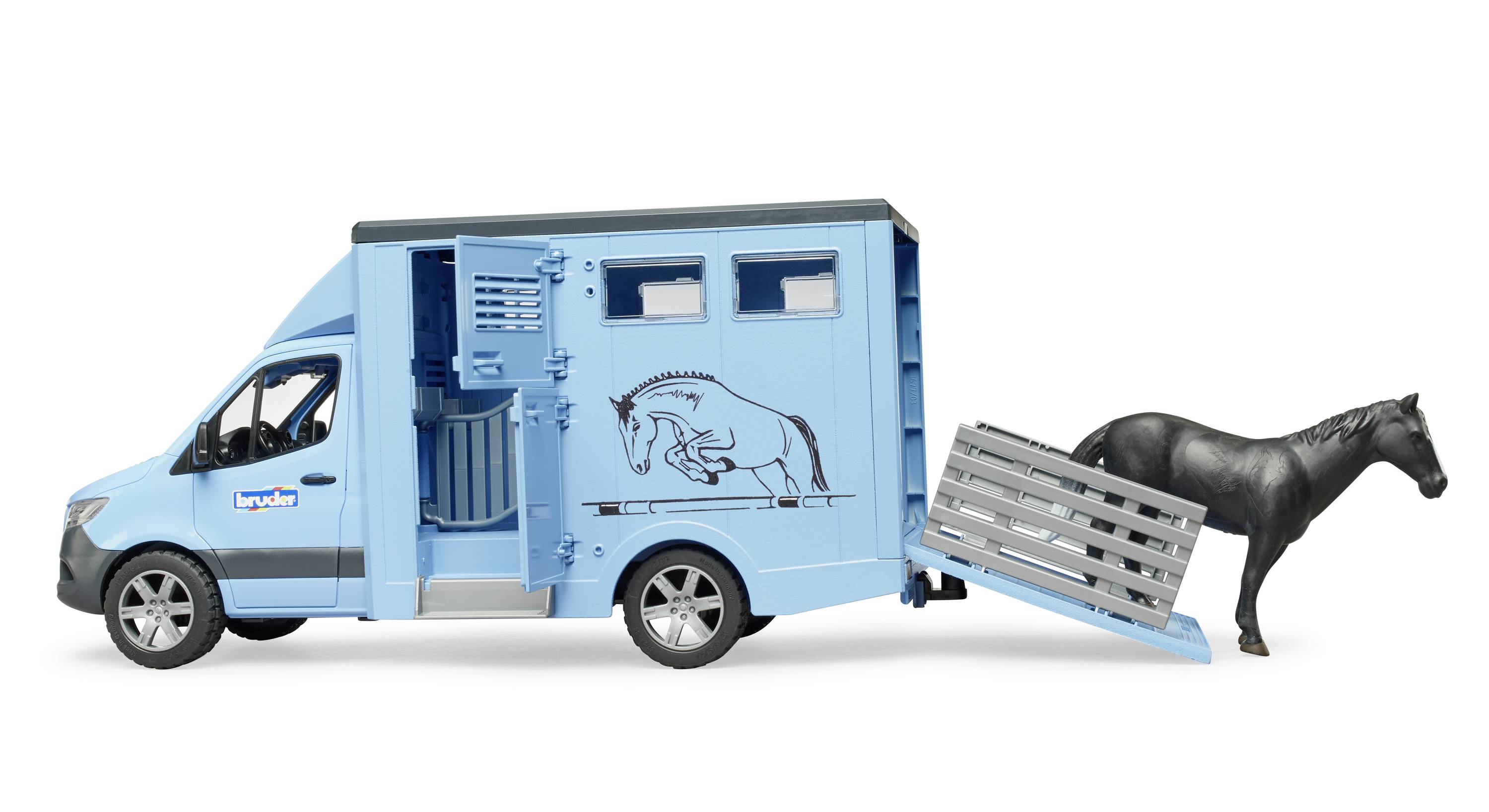Ein blauer Pferdetransporter mit offenem Heck und einer Rampe. Ein schwarzes Pferd steht am Ende der Rampe, bereit einzusteigen.