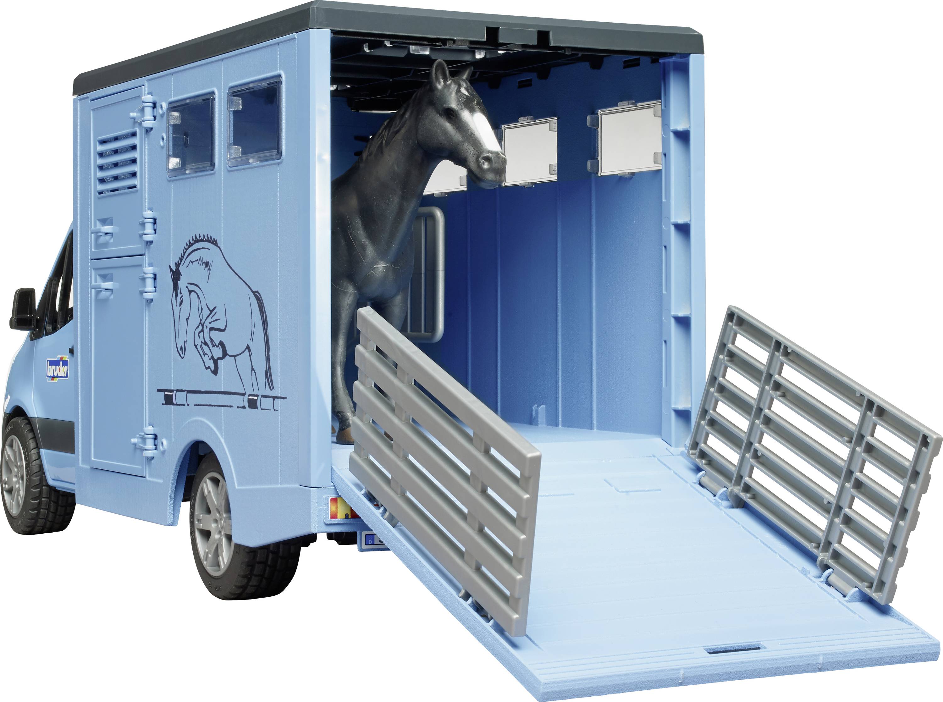 Ein Spielzeug-Pferdetransporter aus blauem Kunststoff mit Klappe, die geöffnet ist. Ein schwarzes Pferd steht im Inneren.